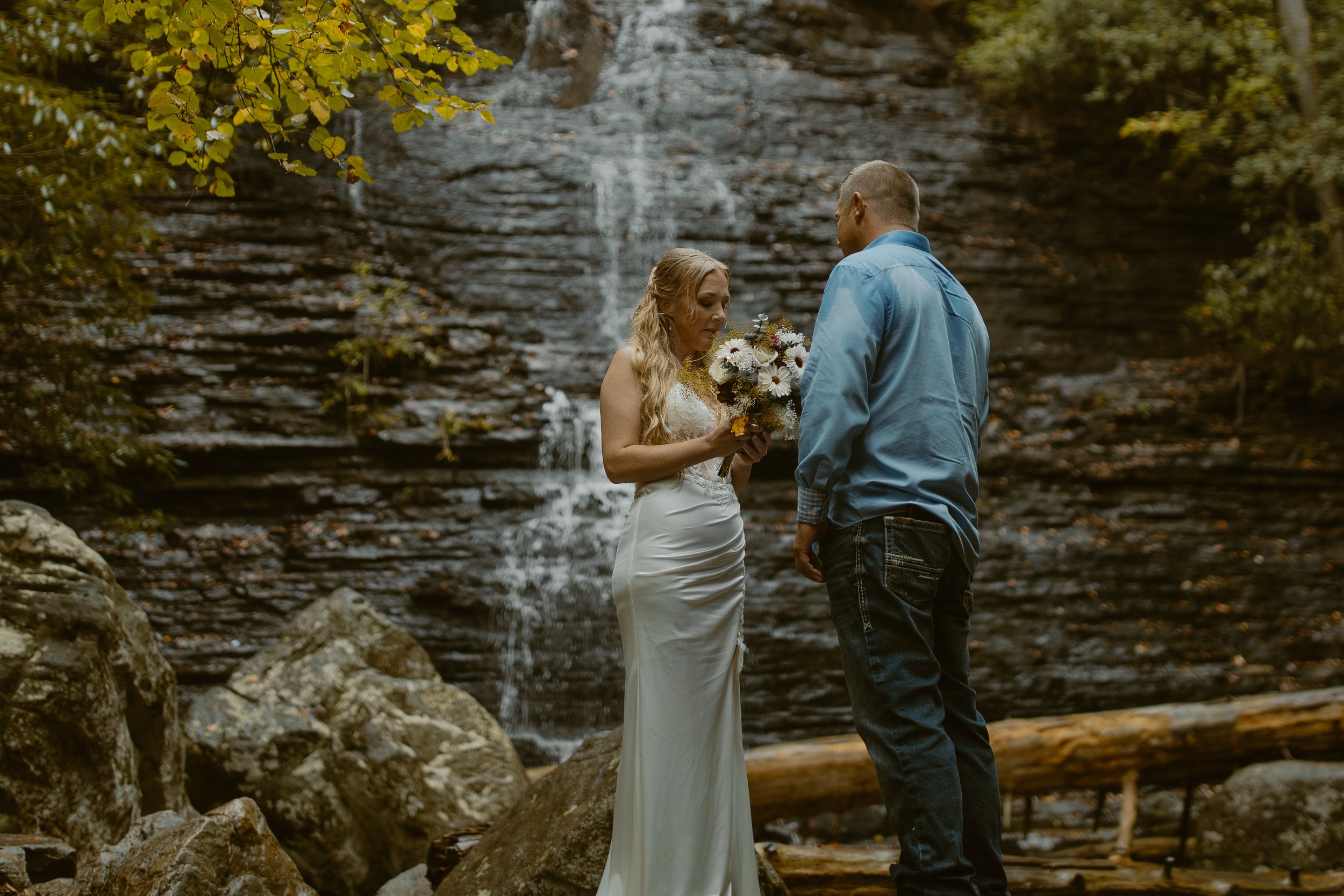 Tennessee-adventure-waterfall-fall-elopement