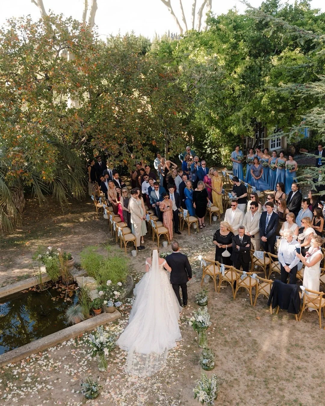A wedding filled with laughter, elegance, and sun-kissed details. The kind of day that reminds you how magical the South of France can be.
From morning excitement to a candlelit dinner under the stars, every moment felt warm, intentional, and beautif