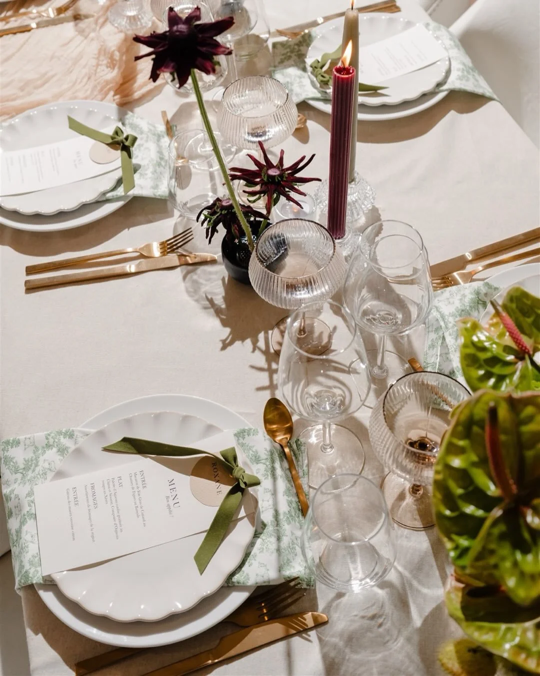 A wedding table is a silent portrait. It reflects who you are and the atmosphere of your day. It also holds little secrets, ones that few people notice.
Guests admire the whole picture. Then they sit down, raise their glasses, live the moment. And wi