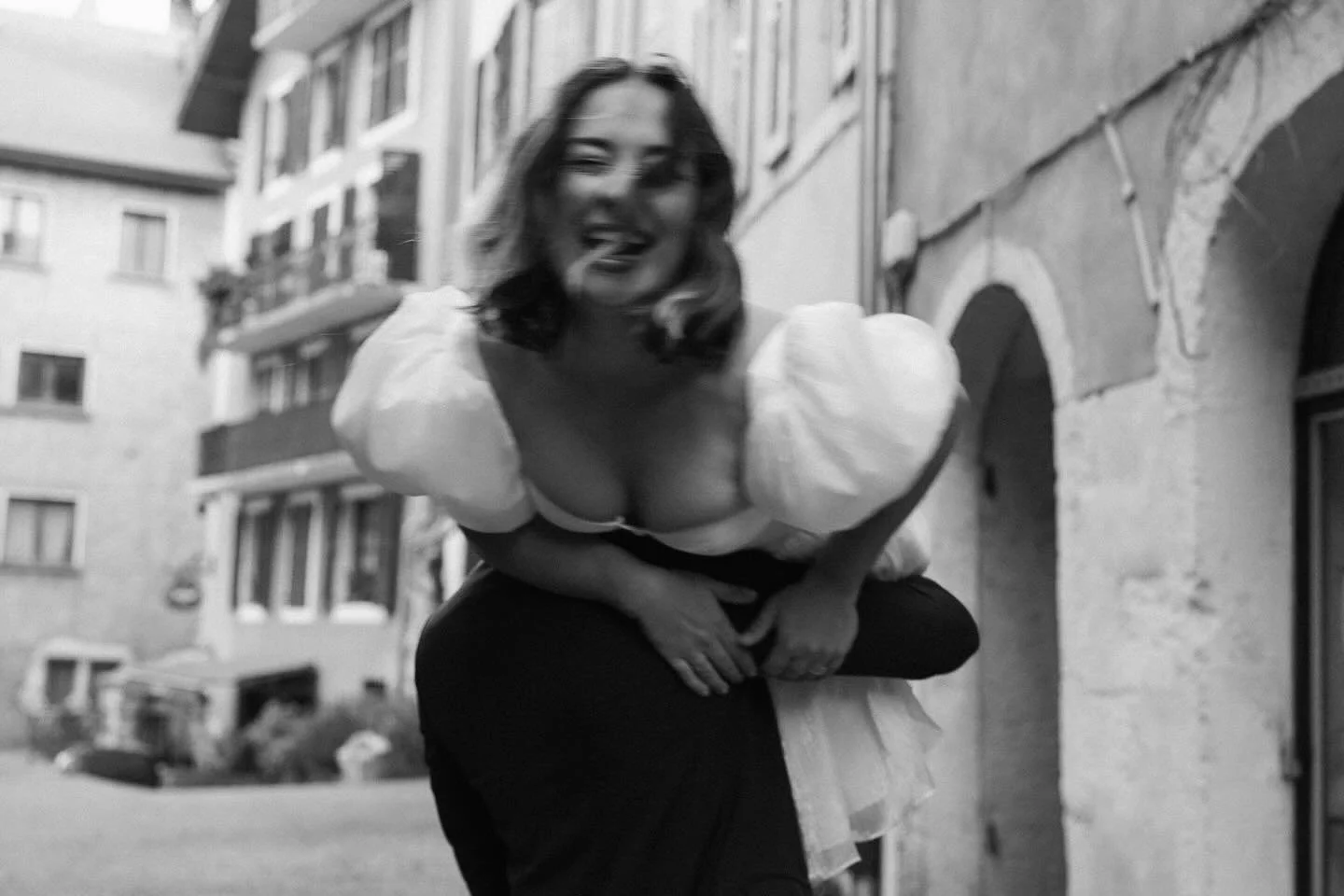 This is exactly why I love urban photo sessions.

Because everything is alive.
The streets, the people passing by, exchanged glances, the unexpected.
Nothing is fixed, anything can happen.

In the city, we walk, we laugh, we don&rsquo;t plan, we stop