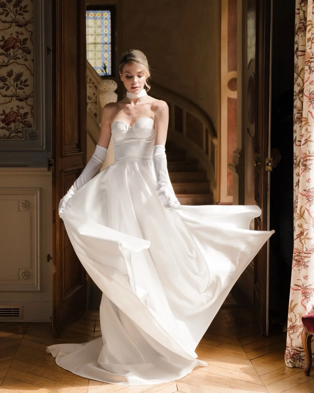 Why not turn your first look into a real scene?

Not rushed.
Not hidden in a corner.
But intentional, powerful, unforgettable.

Like here, with the bride making a true entrance.
A door opening.
A room holding its breath.
And him, waiting.

The space 