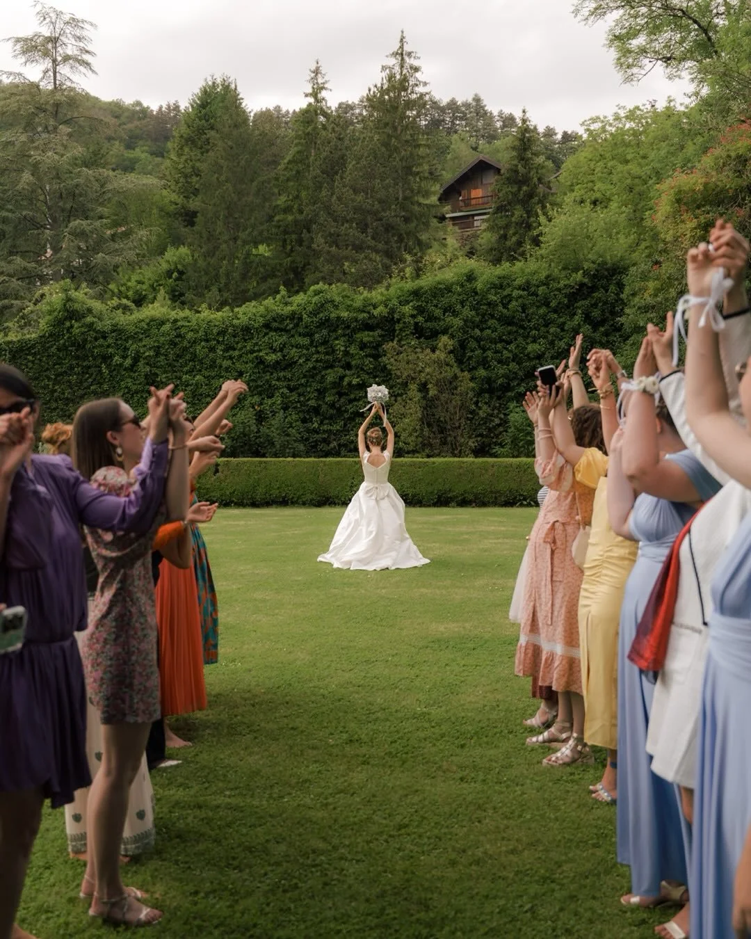 A wedding day shaped by the beauty of its setting.

From quiet moments in the rooms to a lakeside cocktail,
each space carried its own atmosphere.

A place that naturally invites you to slow down, to feel, to be present.

Always a pleasure to documen