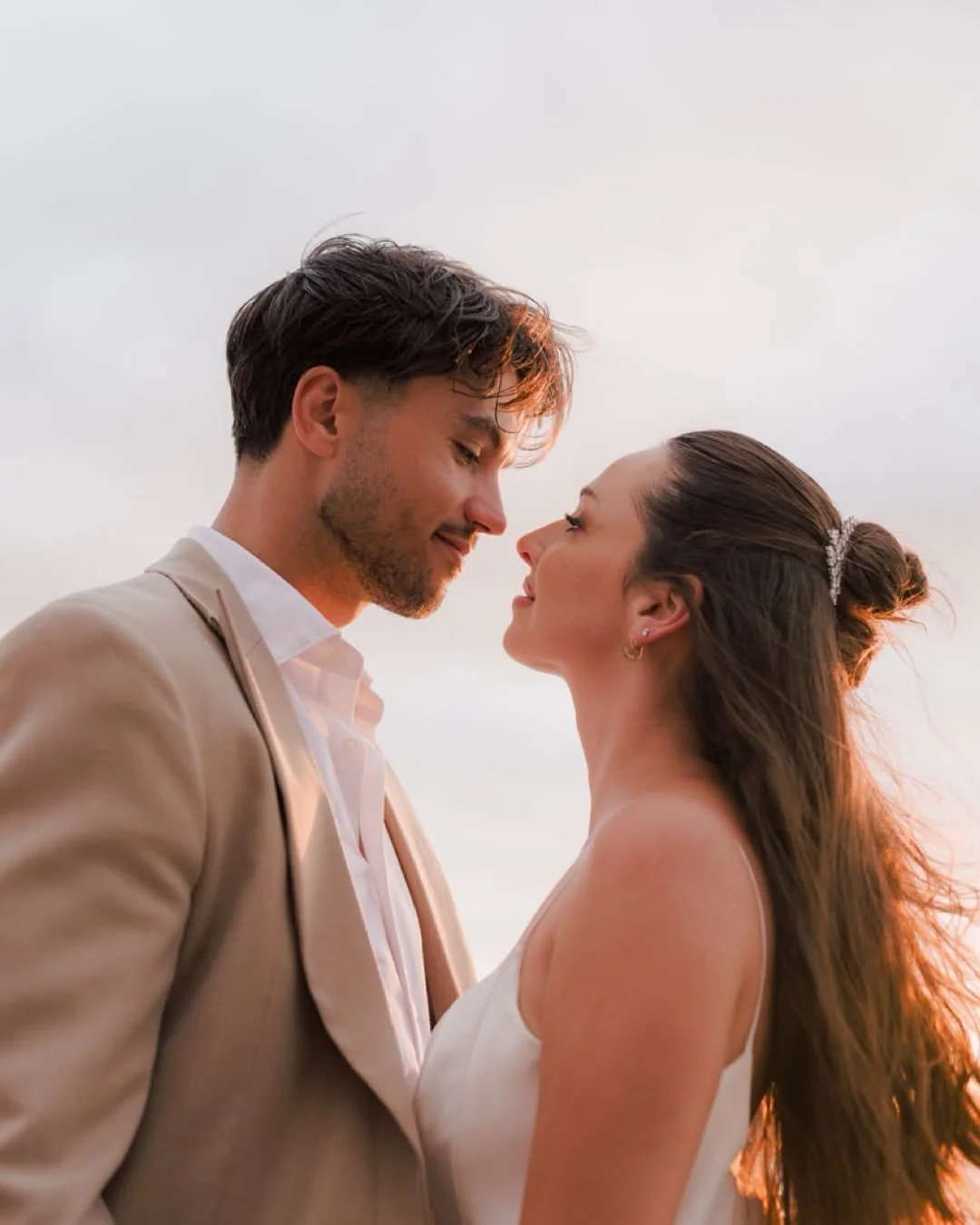 There are places that feel unreal. Places where time slows down&hellip; and everything else fades away.

This couple session in Cape Town, at Noordhoek Beach, was exactly that. A sunset, endless landscapes, the ocean breathing in the background. The 