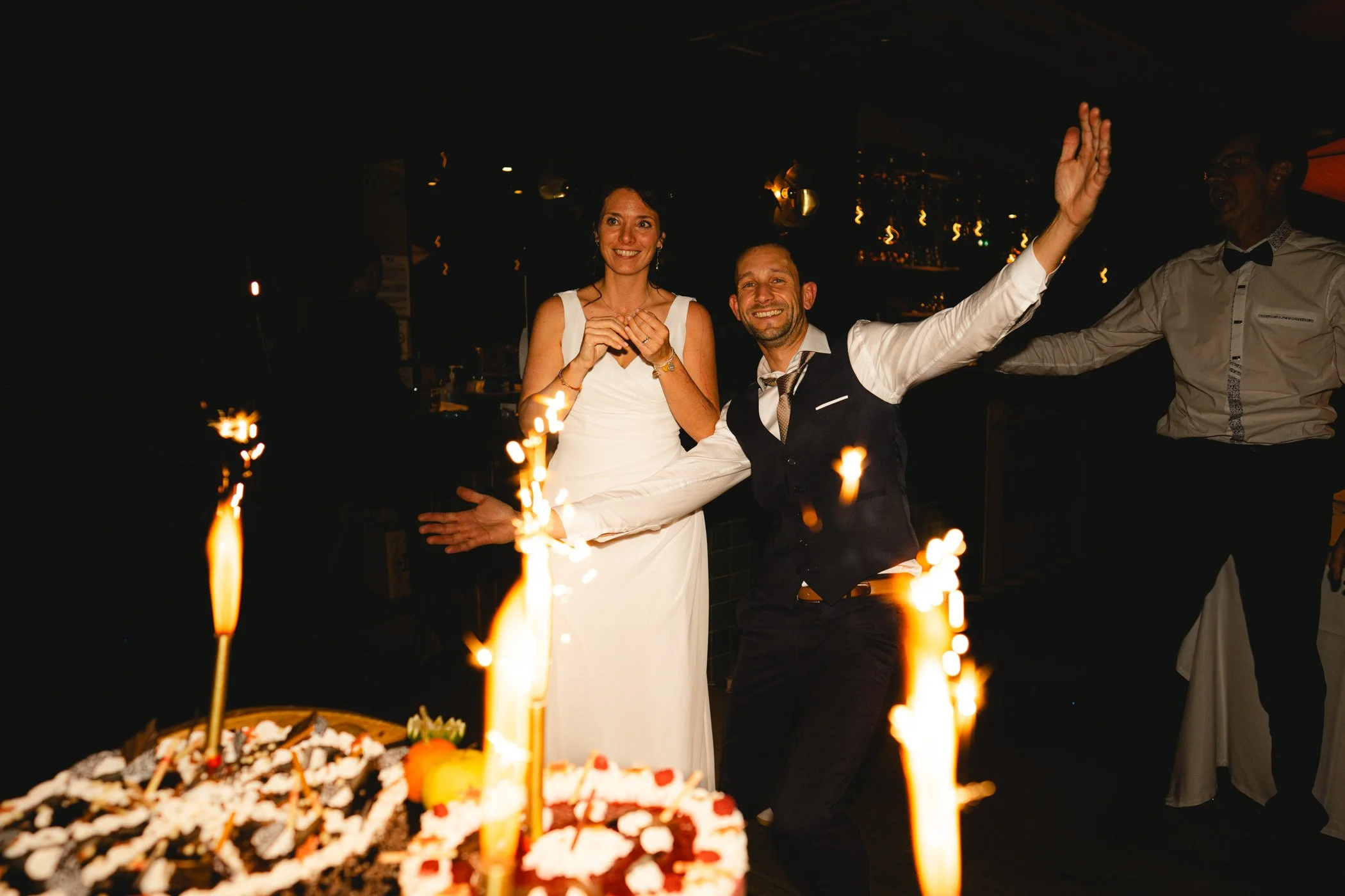 Couple célébrant leur mariage devant le wedding Cake