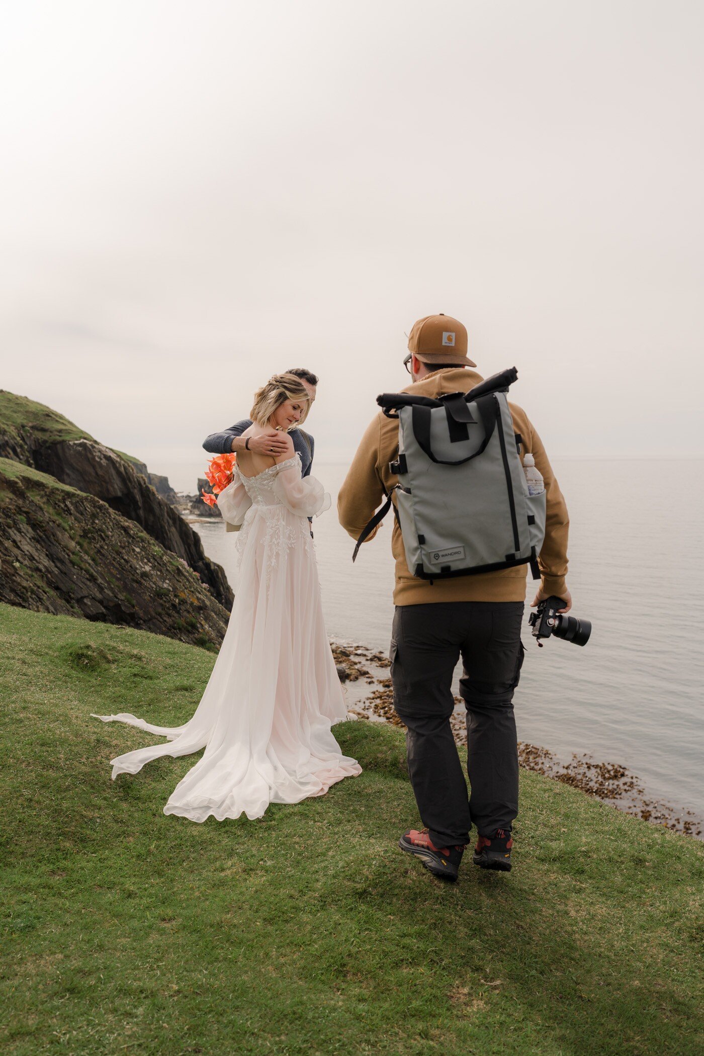 Thibault, photographe d'élopement, capturant un couple de mariés au pays de Galles.