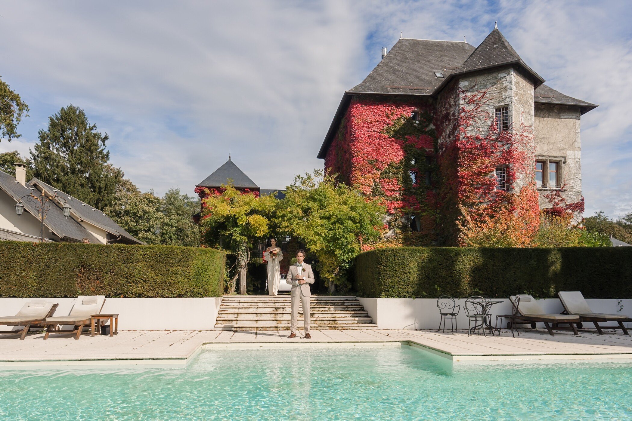 Marié attendant sa mariée devant un château aux couleurs d'automne. Reflet d'une poésie visuelle et d'une ambiance romantique.