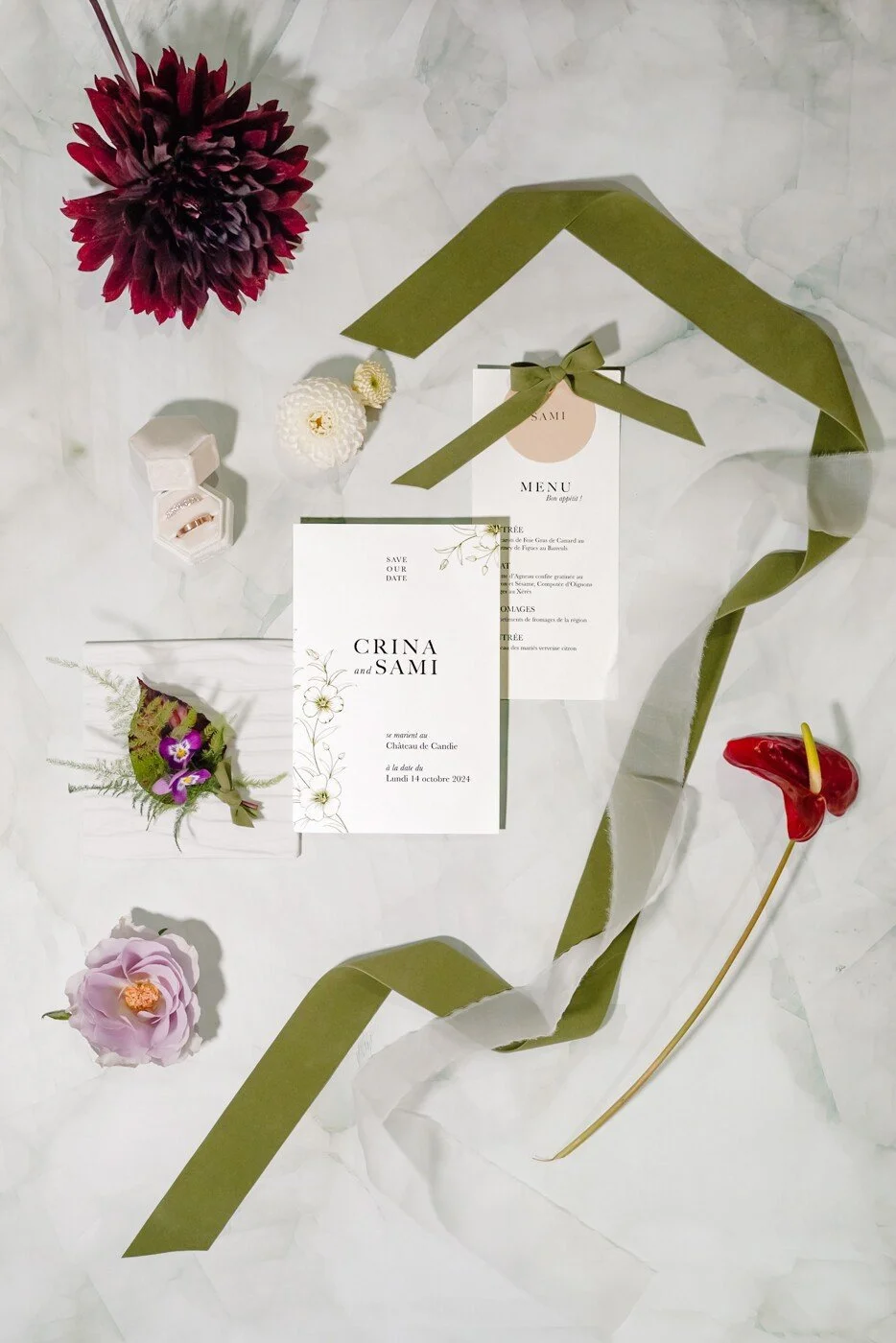 Composition élégante, flat-lay, des détails du mariage. Alliances, fleurs, papeterie.