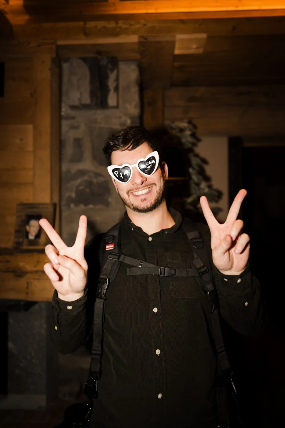 TAD posant lors d'un mariage avec des lunettes cœurs.