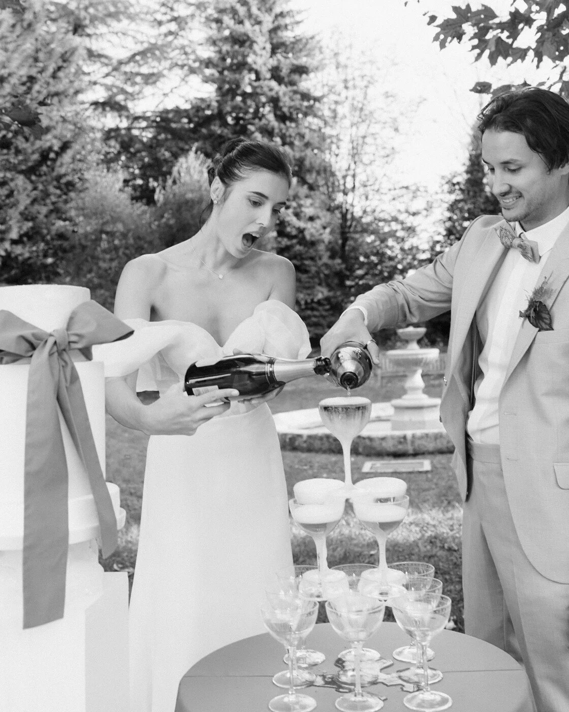 Les mariés servent du champagne ensemble créant un moment joyeux et spontané lors de la réception.