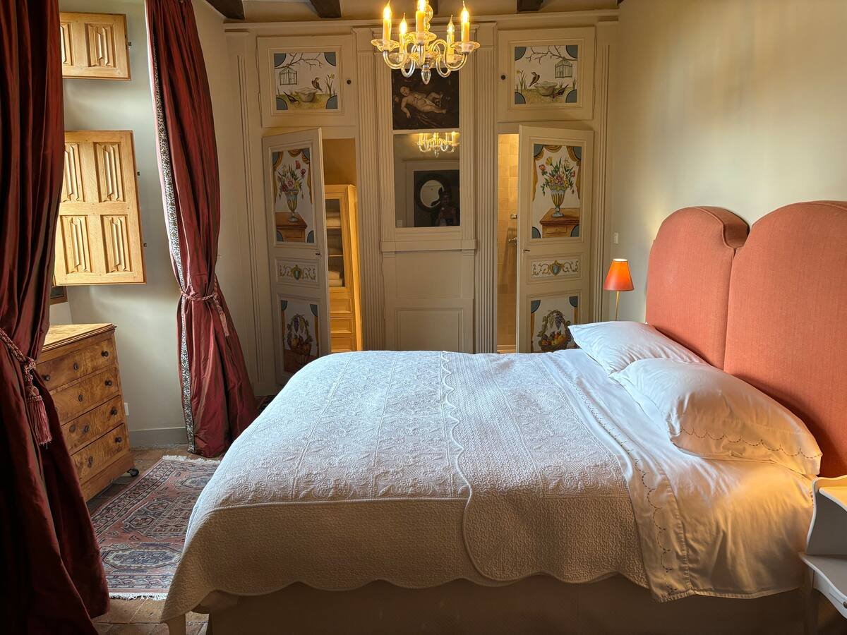 La Maison Dovalle - La Tourelle - Bed Room III- King Bed, Bed linens, Clothing storage, Hangers, Heating, Room-darkening shades