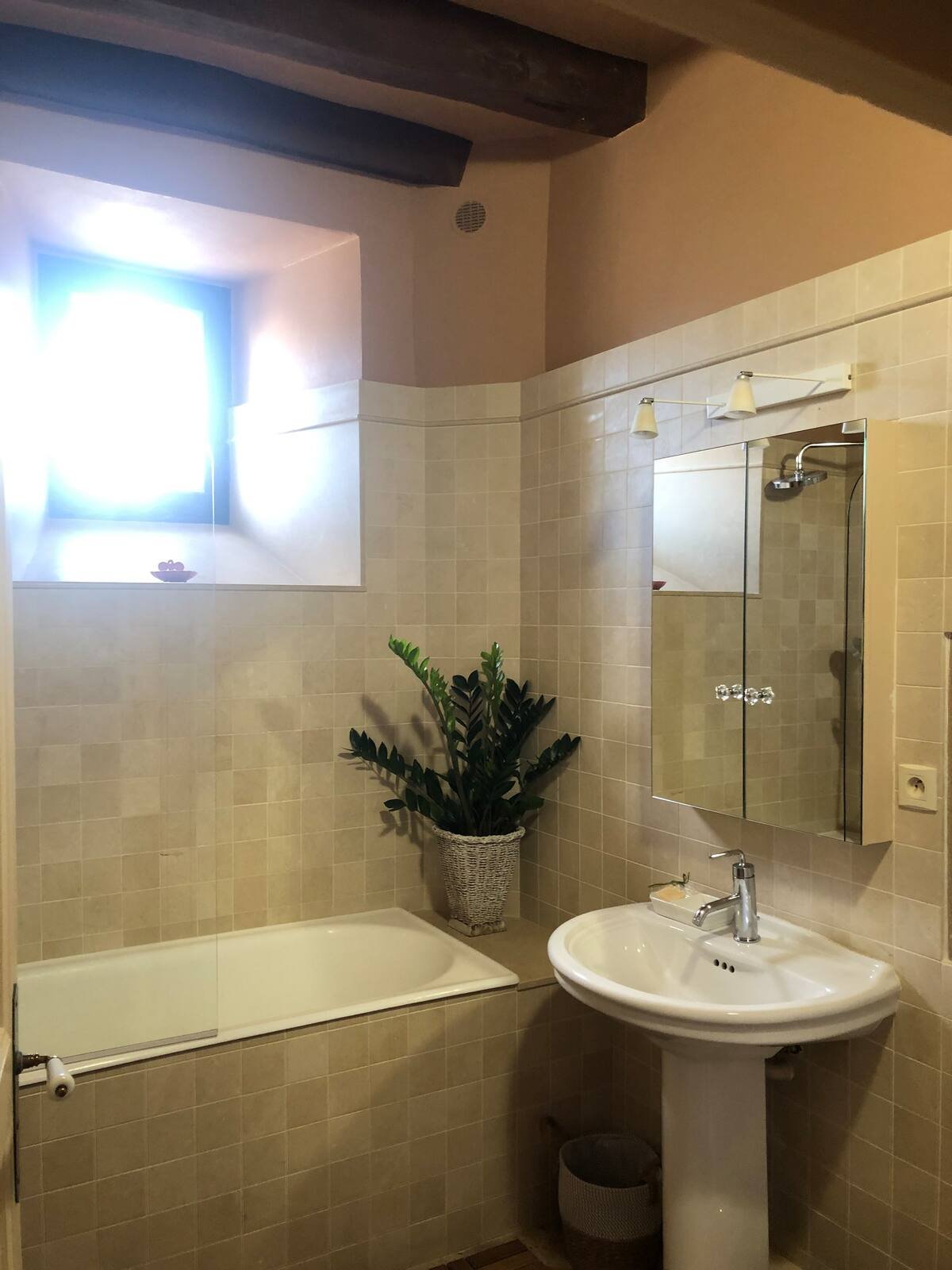 La Maison Dovalle - La Tourelle - Bathroom I, Bath tub, Body soap, Cleaning products, Hair dryer, Heating, Hot water