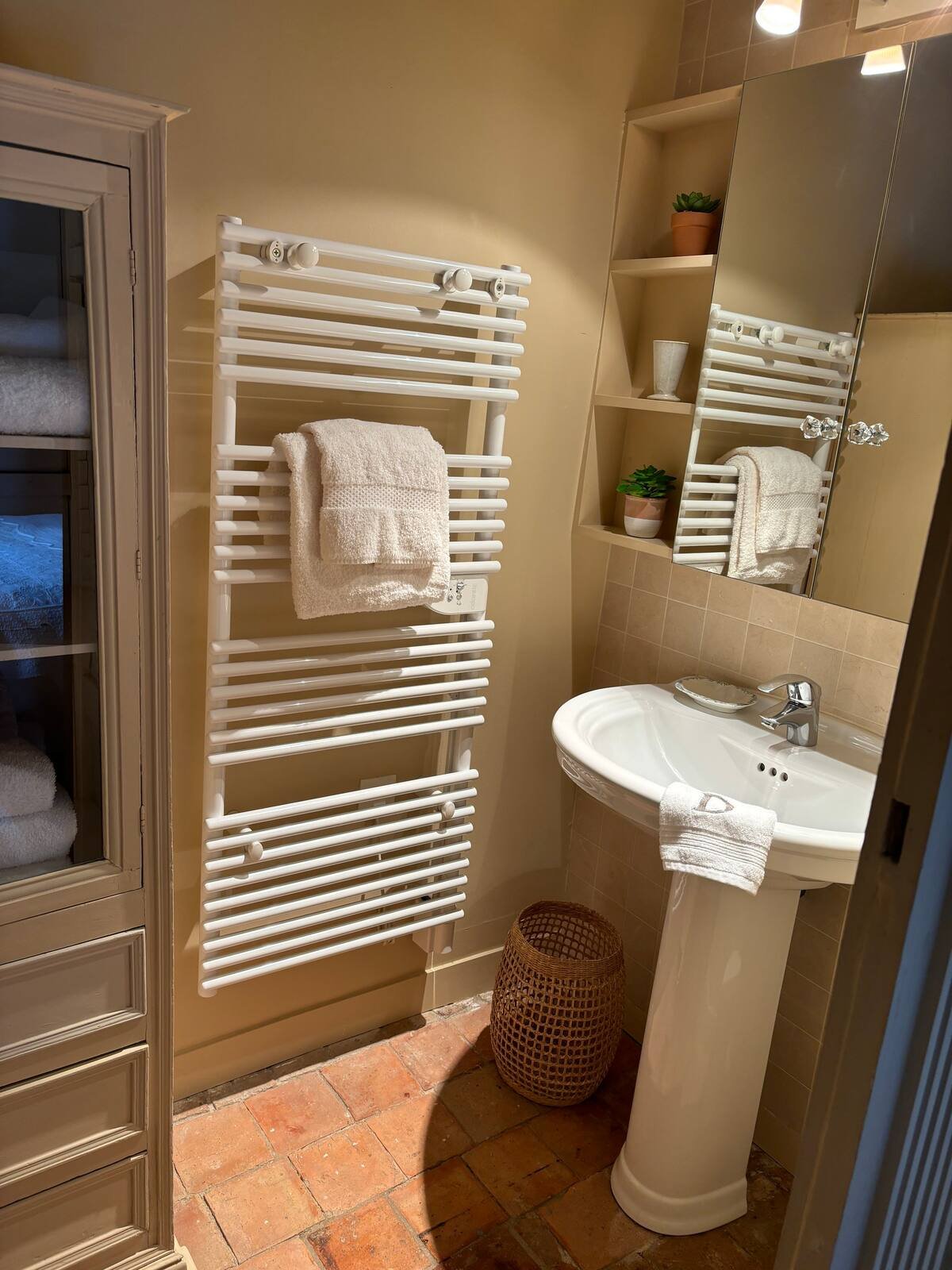 La Maison Dovalle - La Tourelle - Bathroom I - Bathroom II, Full Bathroom, Body soap, Cleaning products, Hair dryer, Heating, Hot water
