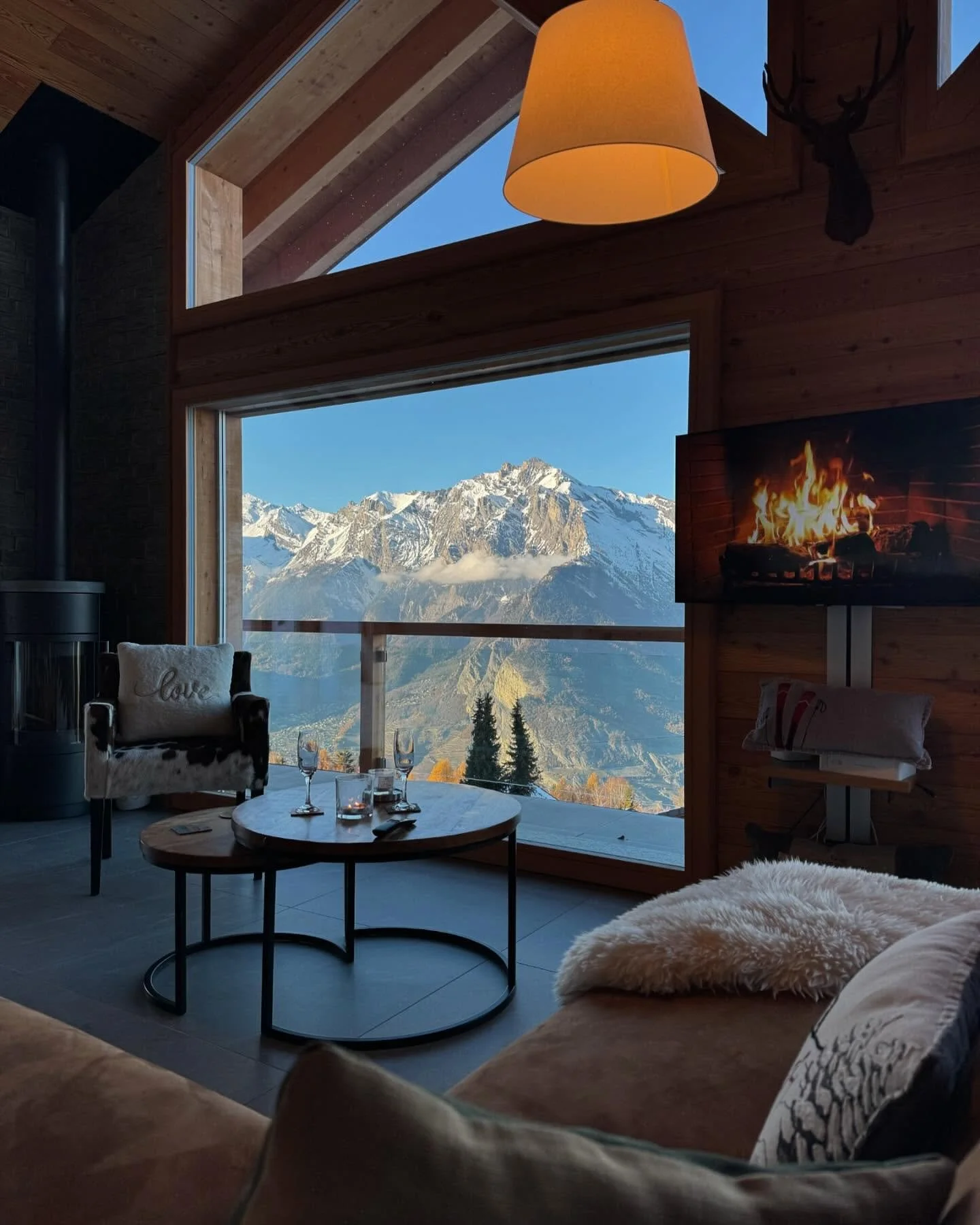 Chalet Feniks is ready for the season 💥
.
.
.
.
.
#winter #snow #travels #lavieenmontagne #landscape #view #fireplace #chalet #ski #4vallees #nendaz #vacation #love #switzerland #booking @jolidi.ch @flyinggypsea