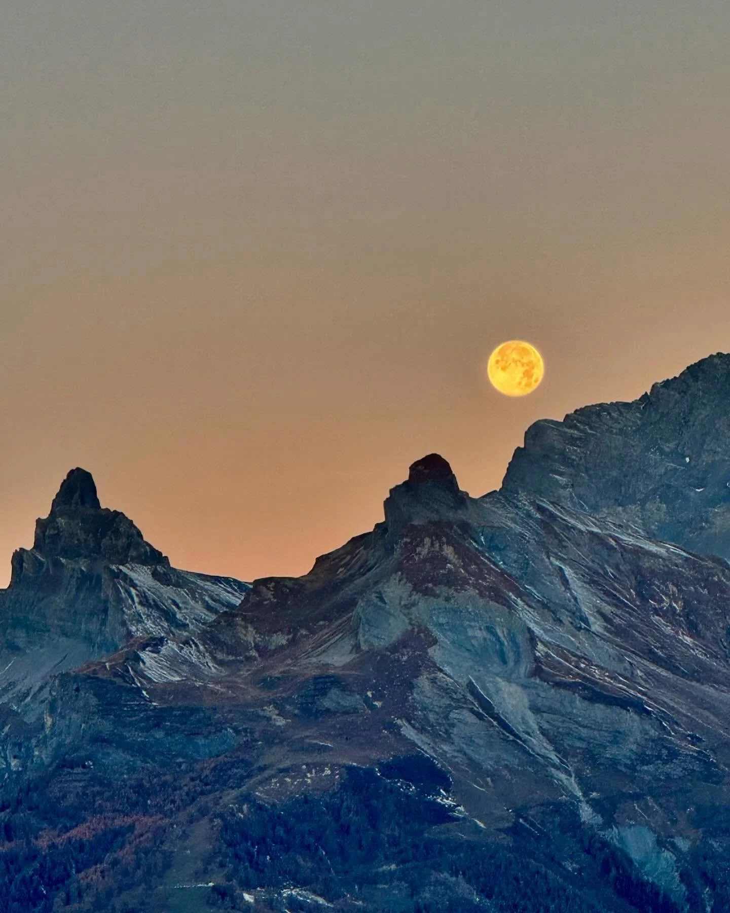 &hellip;
.
.
.
.
#lamontagne #mountains #nature #wandering #landscapes #lesalpes #4vallees #nendaz #fullmoon @jolidi.ch