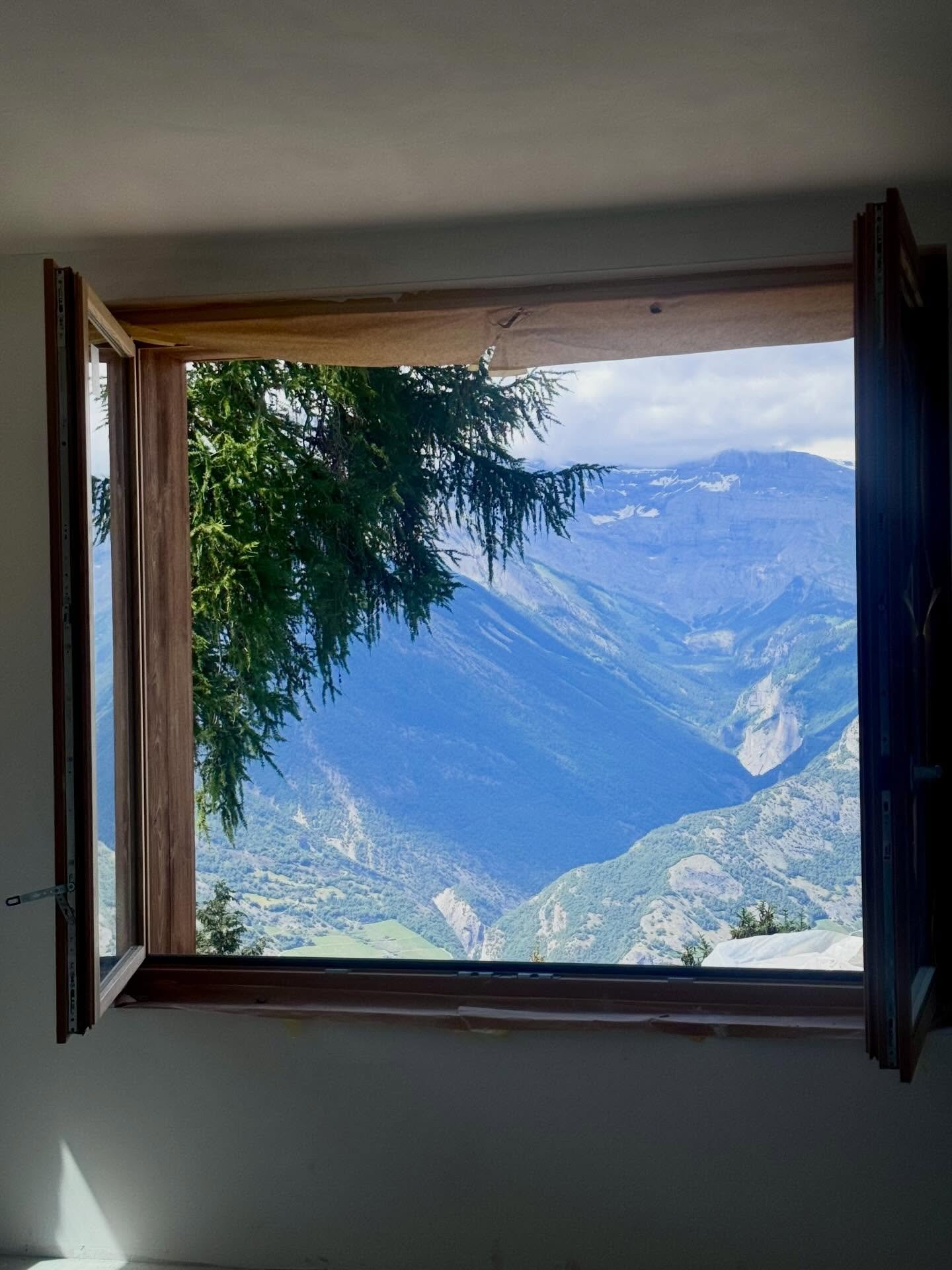 Chalet Carmel 💥 the newest Jolidi baby is on the way.. stay tuned for the winter opening 🍾
.
.
.
.
#chaletlife #visit #switserland #valais #4vallees