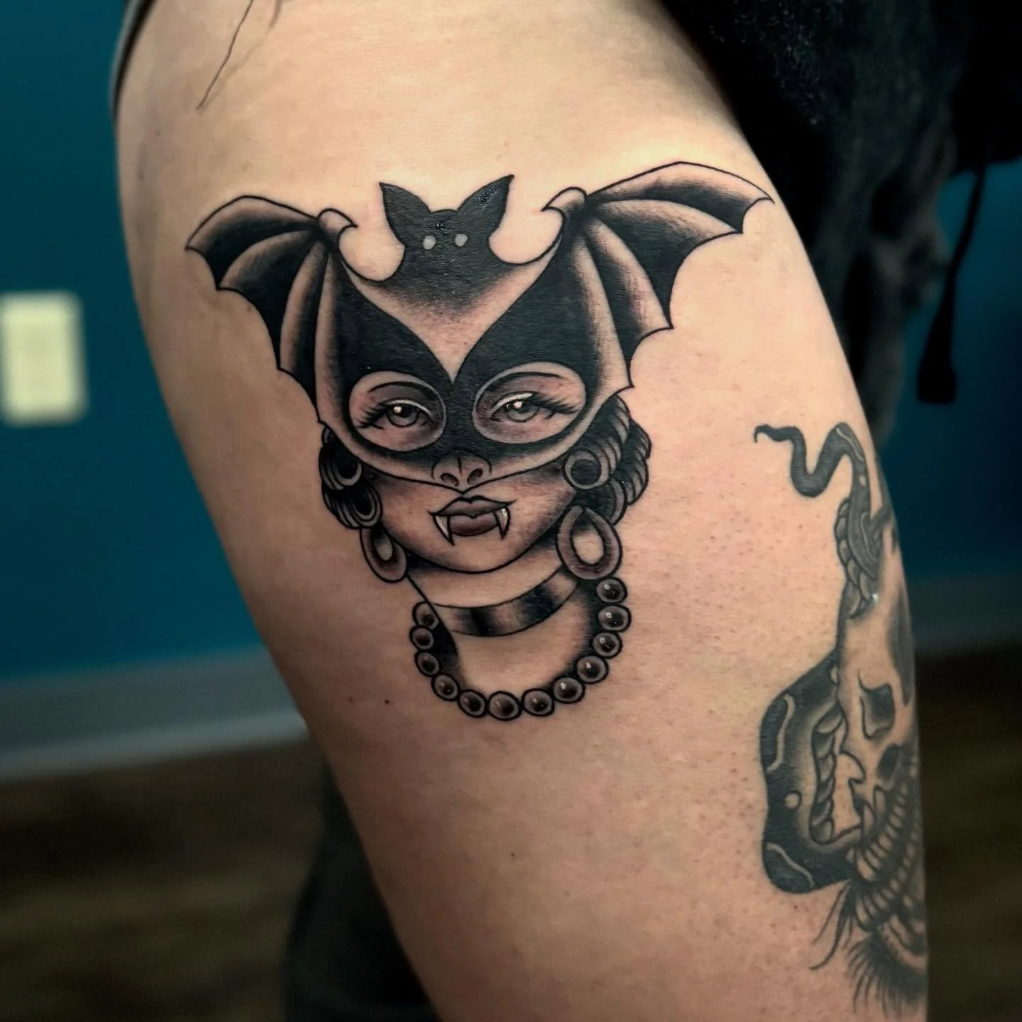 Happy Halloween! Im glad I got to do this one off the wall ! 

#spokane #halloween #tattoos #blackandgrey #flash #offthewall #traditional