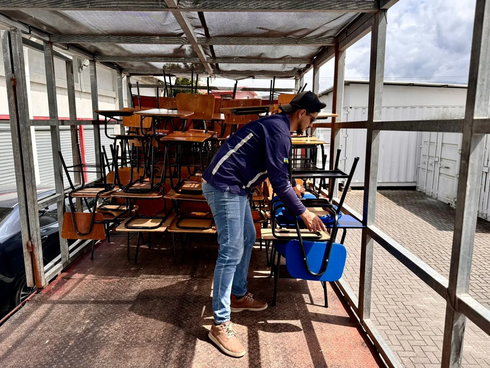 USAM dona pupitres en Cartago y Puntarenas