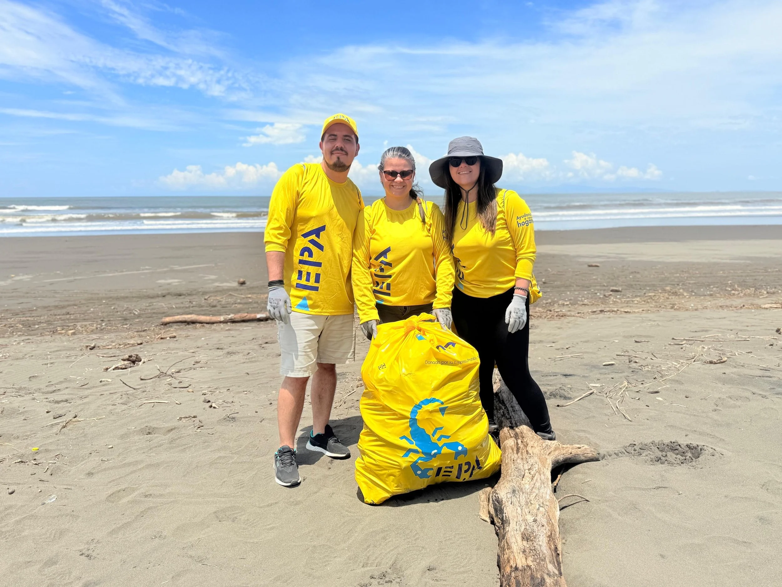 Más de 110 voluntarios retiran 1.138 kilos de residuos del ecosistema costero de Guacalillo