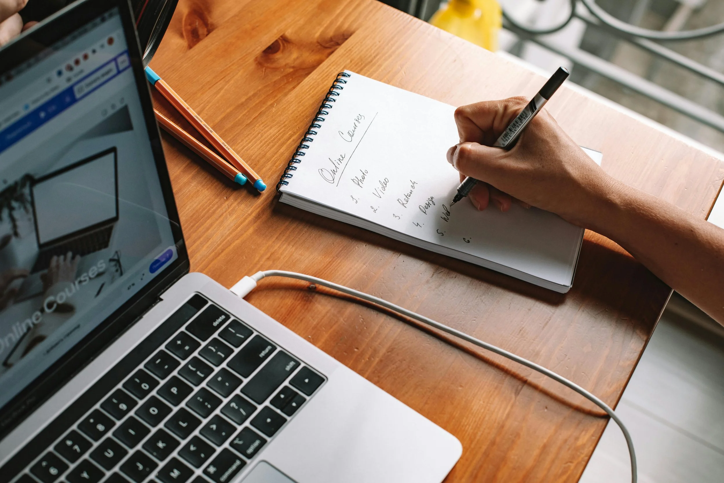 Cursos gratis de actualización profesional sobre exportación y marketing digital