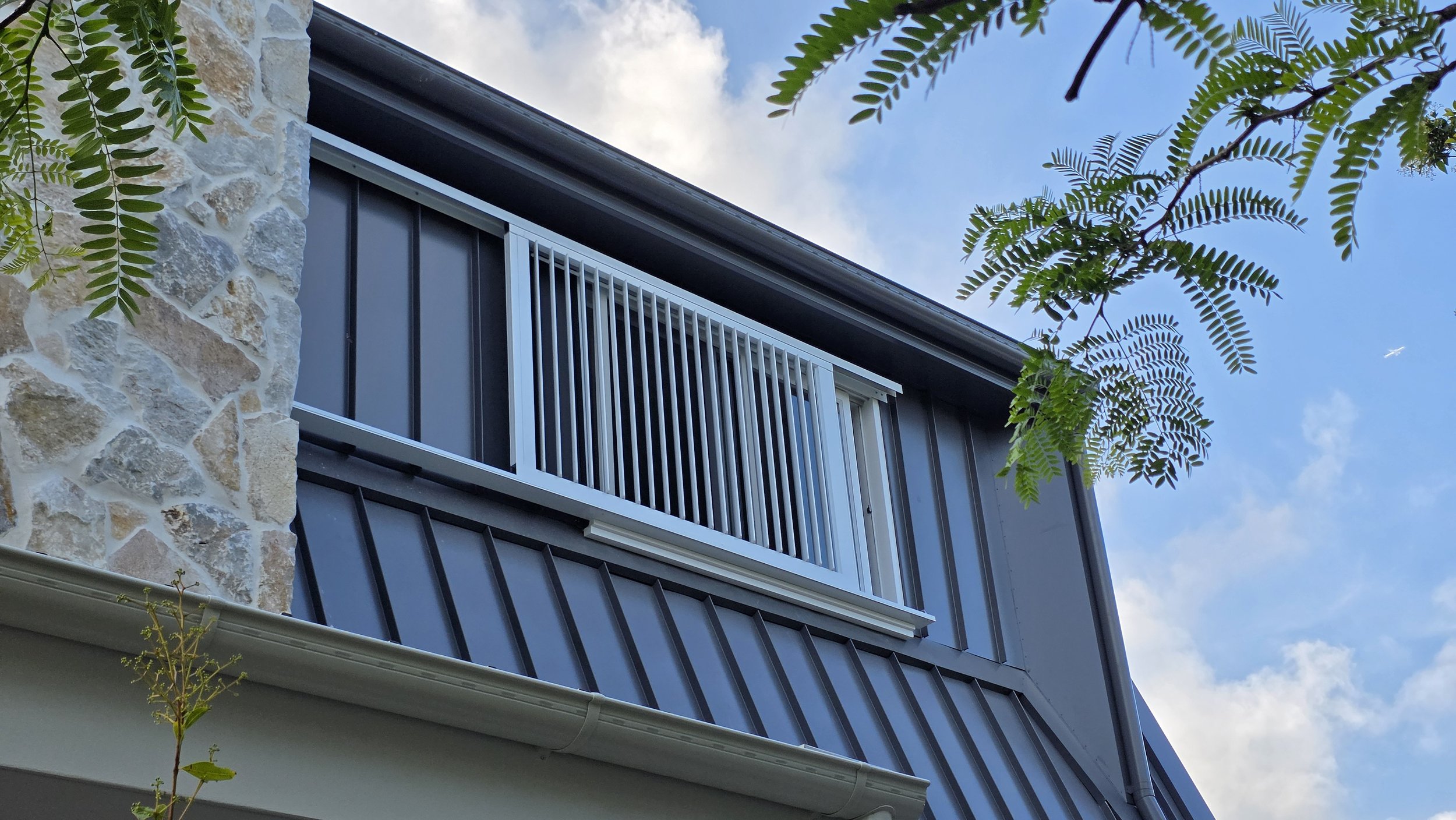 Aluminium privacy screen for a residence in Randwick, Sydney