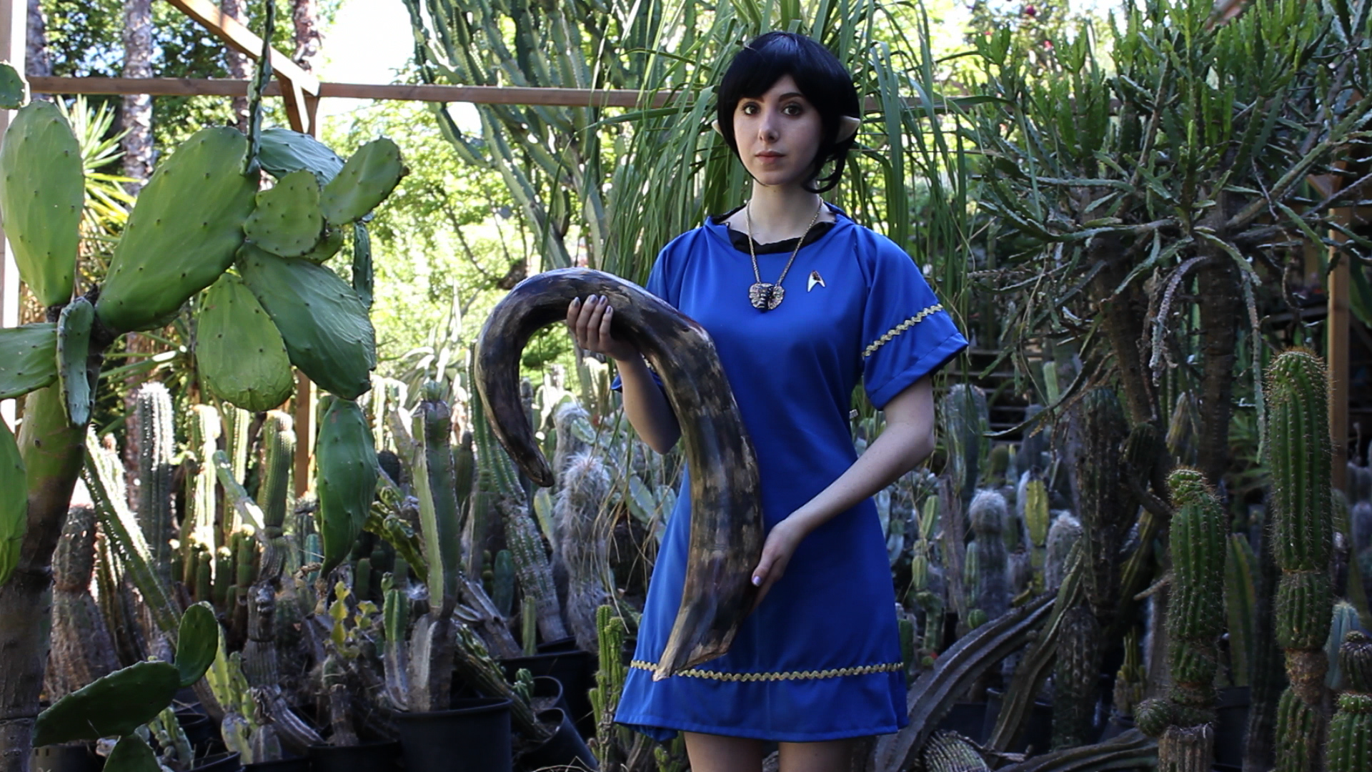 Vulcan holding woolly tusk.PNG