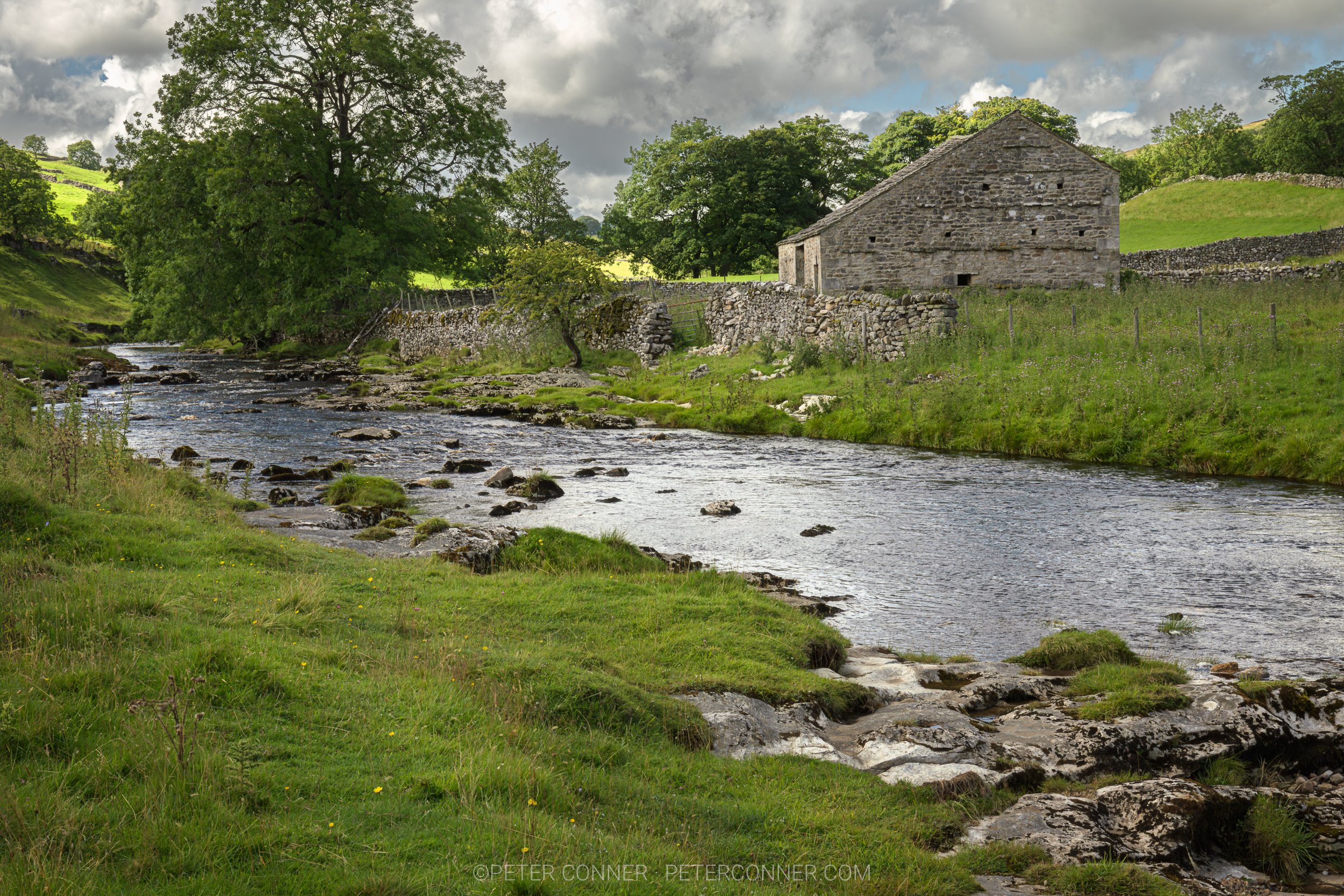 Stone_Barn_in_Langstrothdale.jpg