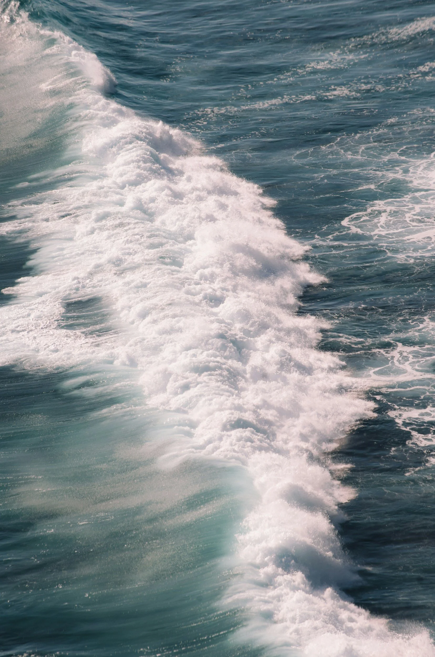 Ocean waves representing the deep mental relaxation achieved through hypnotherapy and trauma-informed care in the Tampa Bay area.