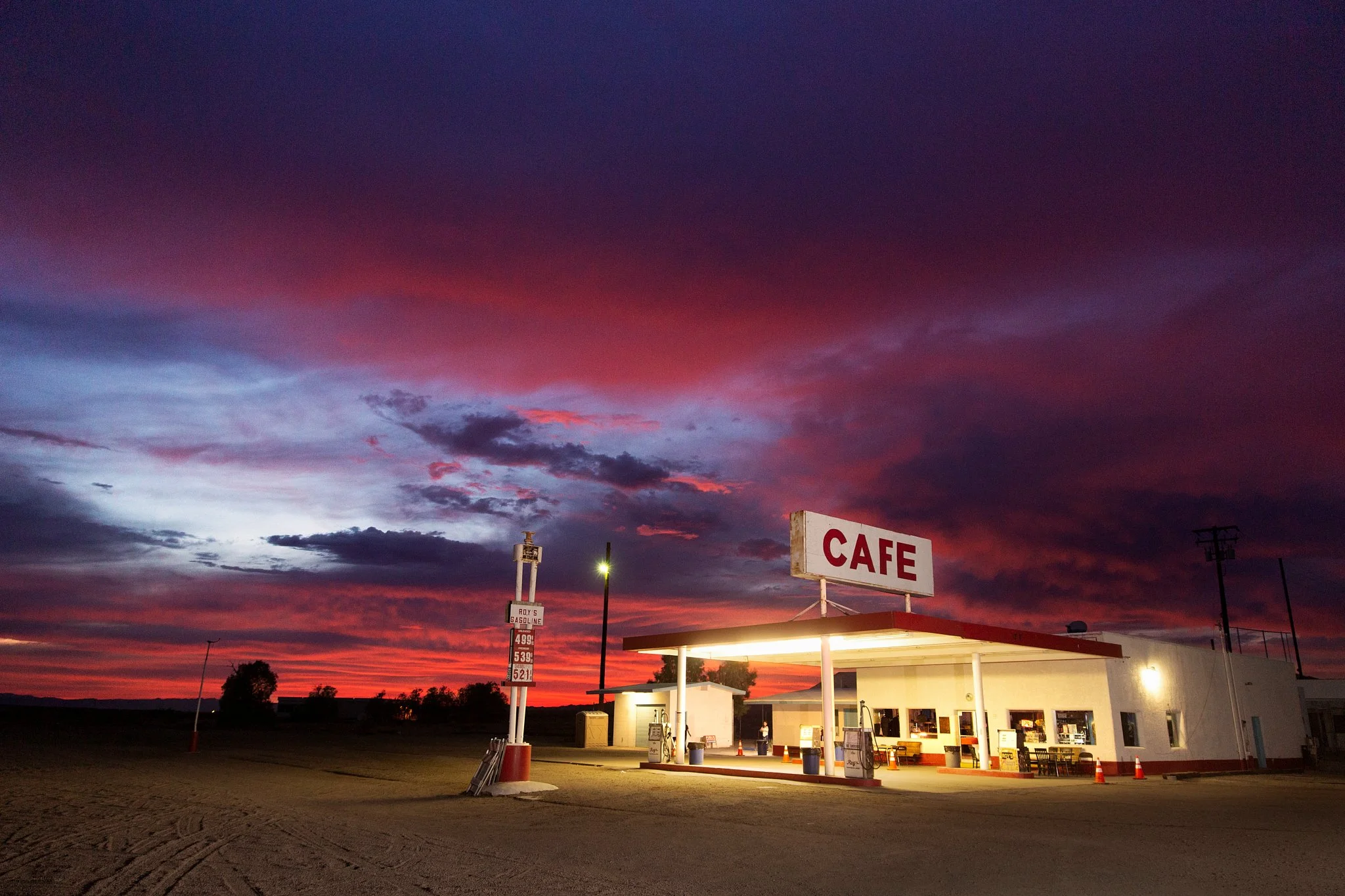 Amboy_gas_station.jpg
