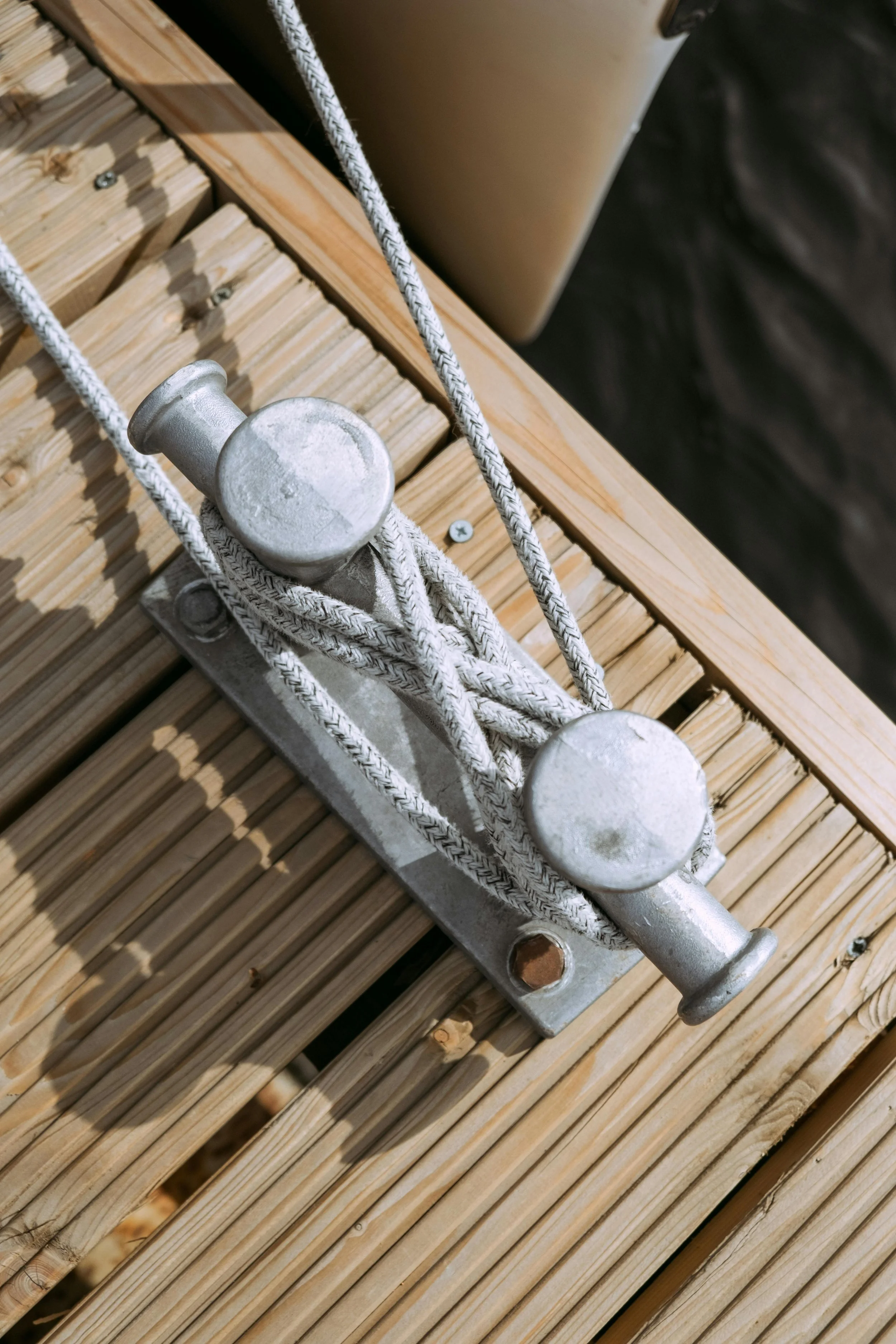 Close-up of a boat knot on a cleat on a dock