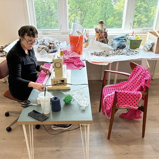 @jillpricestudios in her studio midst her beach cleaning project to help me with my new project. Bless you Jill..you are the best! ❤️ #studiomate #contemporaryartist #wip #helpingothers #artistsupportartists