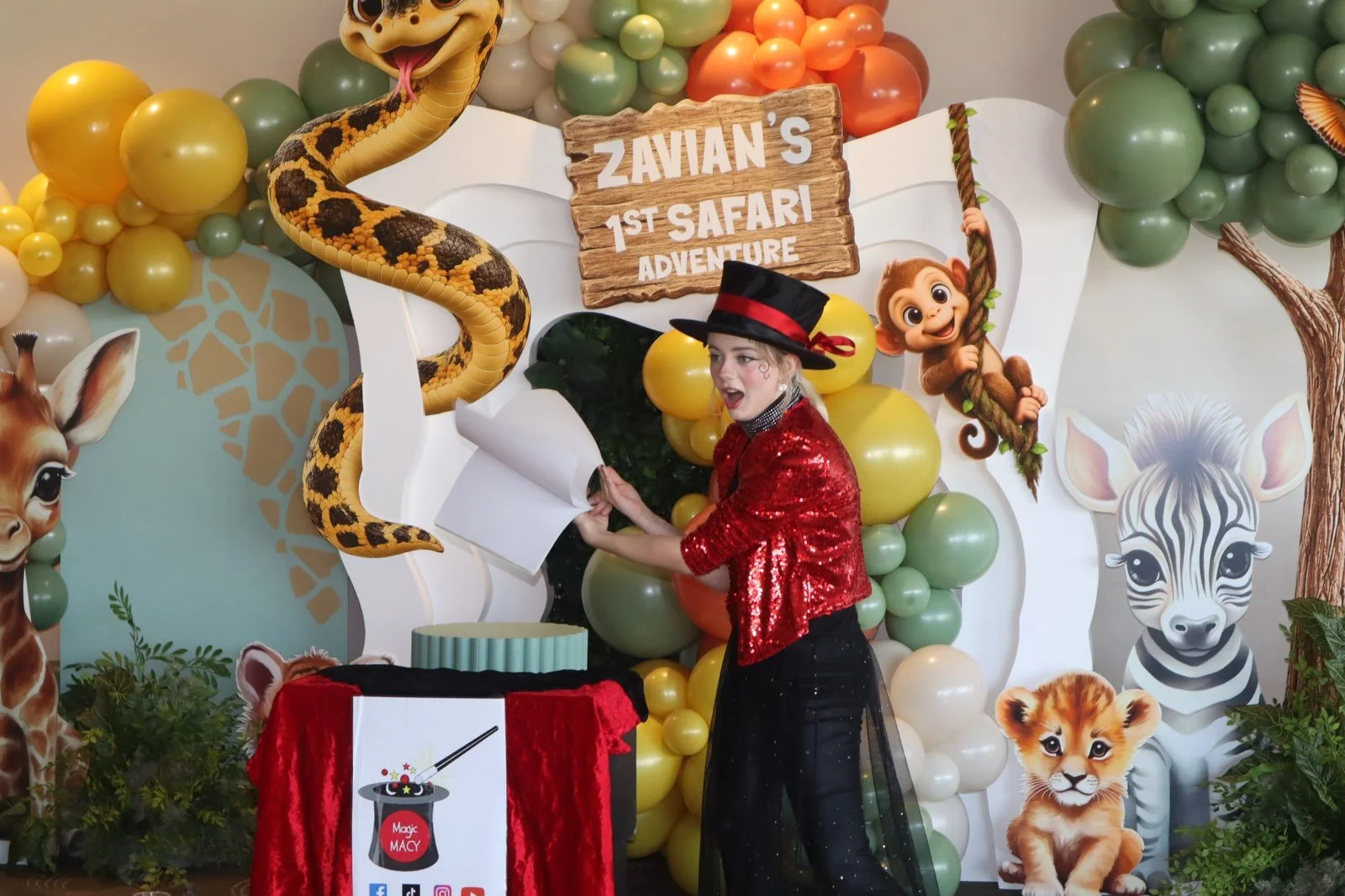 some more pics from zavian&rsquo;s 1st birthday! 

#magicmacy #kidsbirthday #partymagic #sydneymagician #magic
