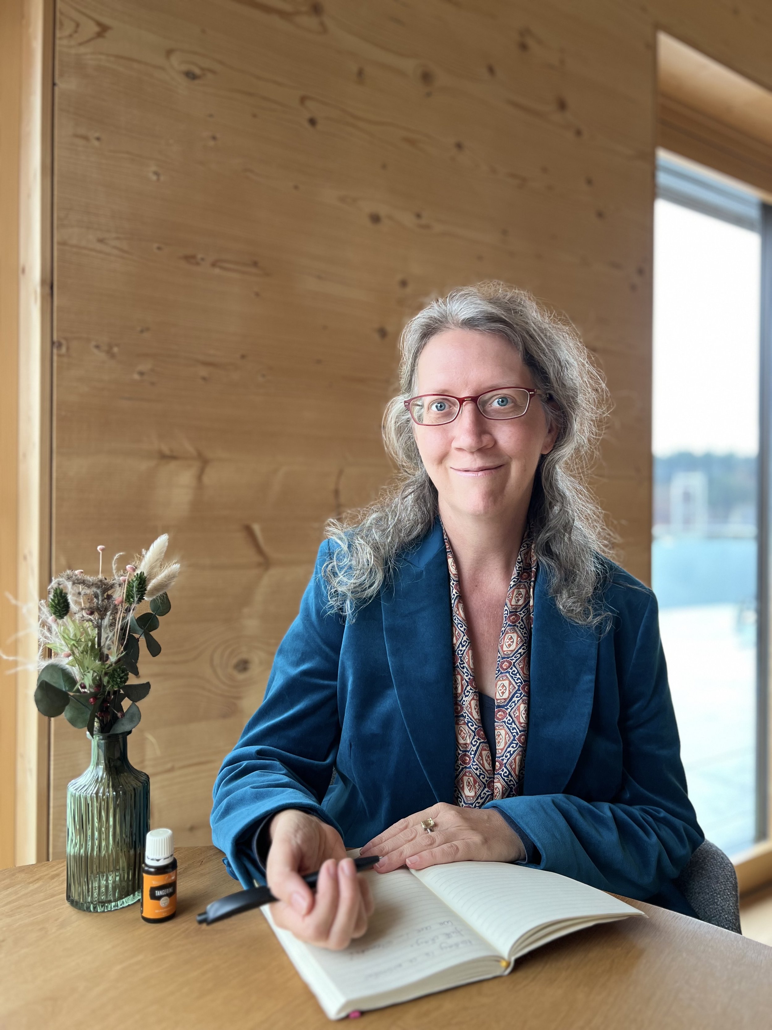 claudia with essential oil and journaling as self care in germany