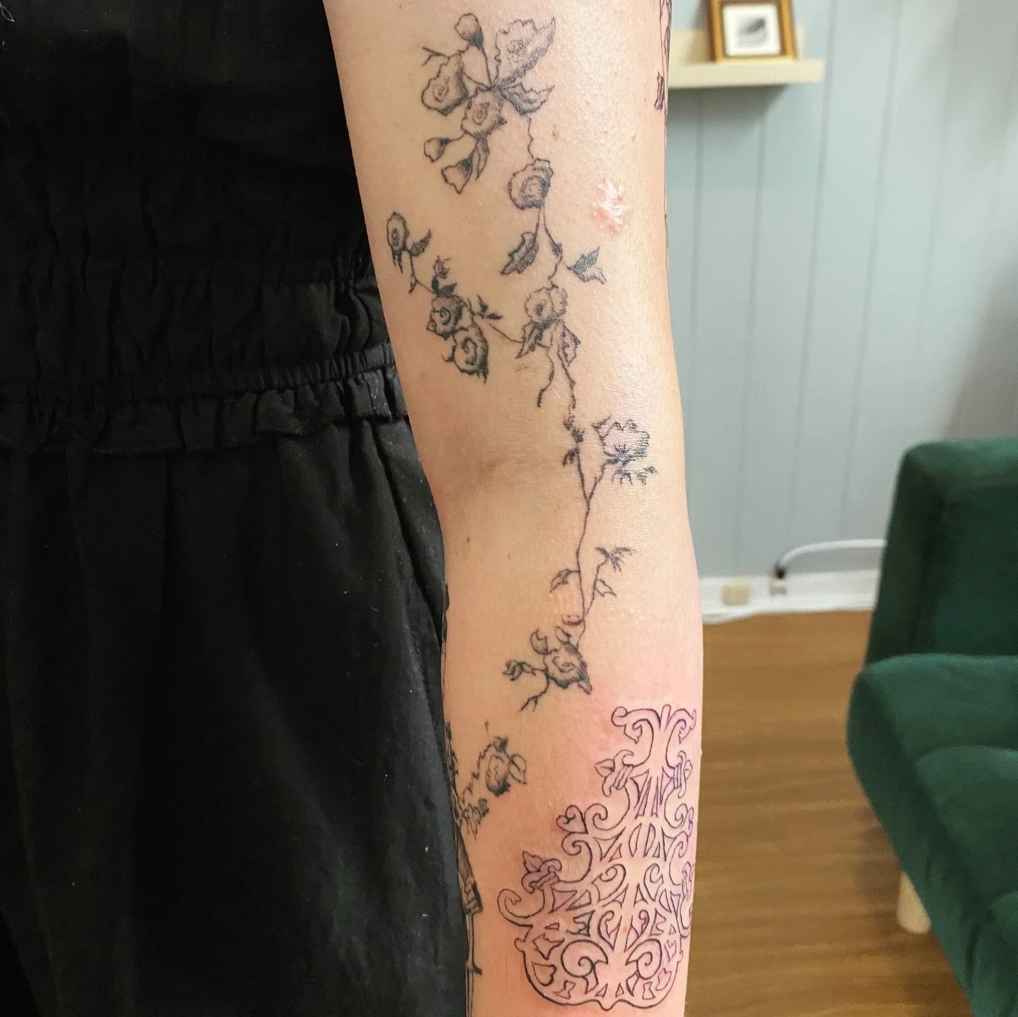 Some old and new pieces! I love how softly the roses have settled 🧚&zwj;♀️

#brisbanetattoo #sydneytattoo #melbournetattoo #botanicaltattoo #ornamentaltattoo