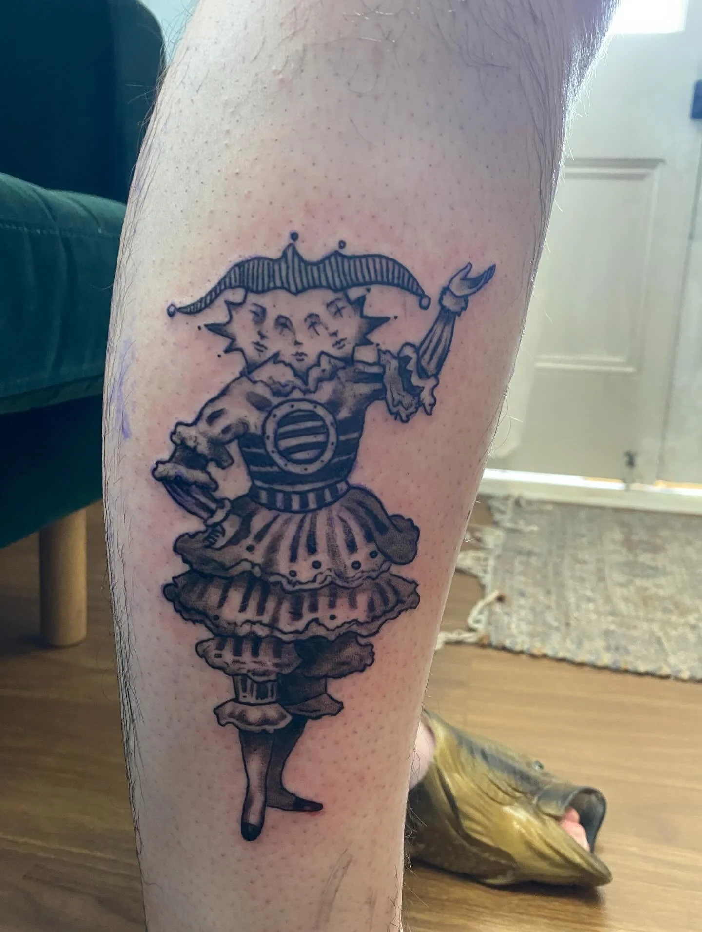 Jester tattoo from a recent flash sheet! I&rsquo;d love to do more work in this style so please don&rsquo;t hesitate to contact me if you&rsquo;re chasing something similar 

#brisbanetattoo #sydneytattoo #melbournetattoo #finelinetattoo #fantasytatt