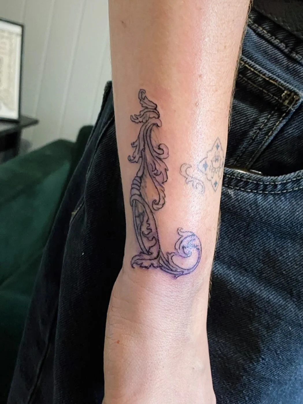For this piece, we layered an ornamental design over the top of an existing tattoo 🧚🏻&zwj;♂️ I really love this process and it&rsquo;s something that we can workshop with any of my botanical or ornamental designs