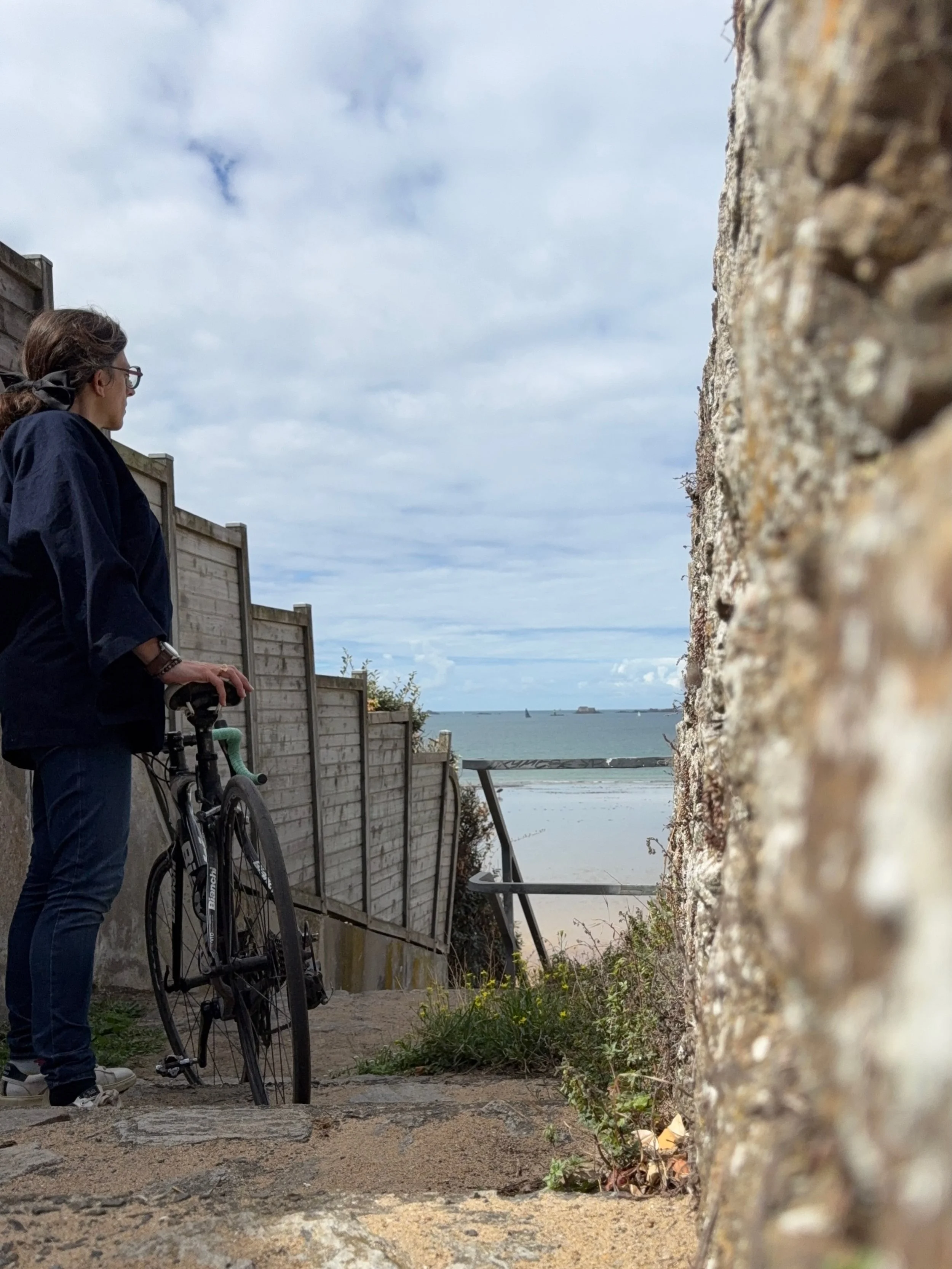 Before the painting, there is a viewpoint.

I cycled around Saint-Malo today, looking for the place from which my next painting might begin.

No easel. No sketchbook. Just looking.

Where I stand changes everything: the horizon, the distance, what en