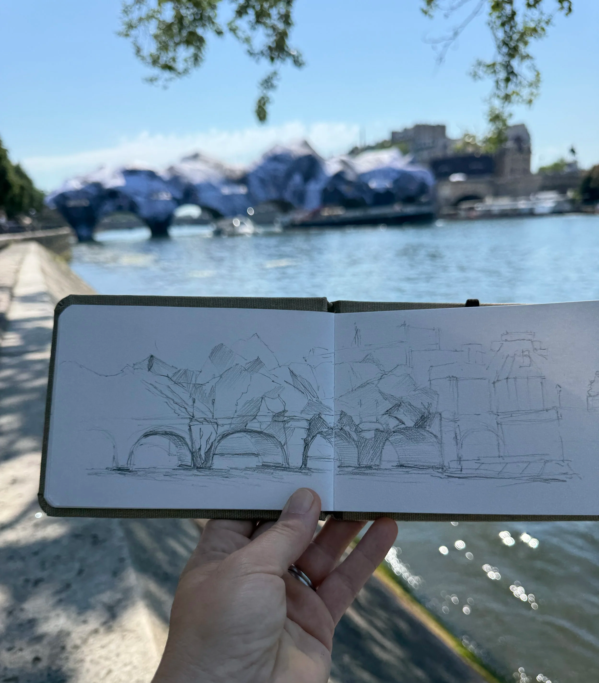 Croquis de la caverne de JR sur le Pont neuf à Paris, paysages urbains dessinés à la main.