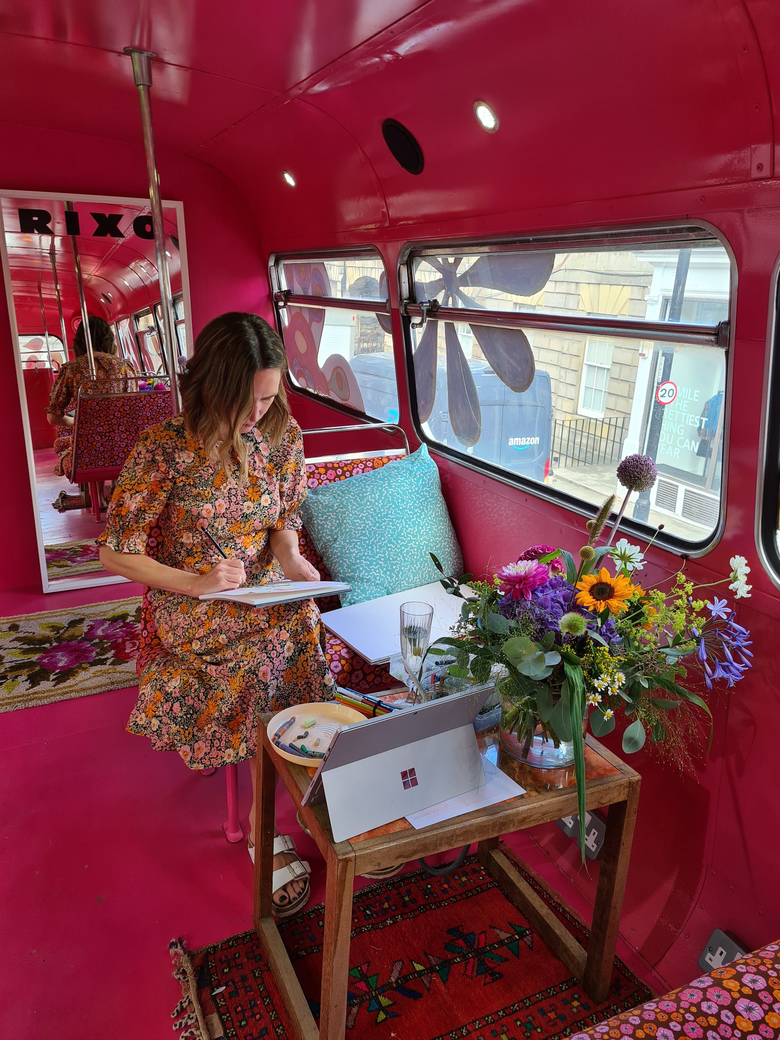 RIXO Joni Bus x Frontiers - Live Illustrator