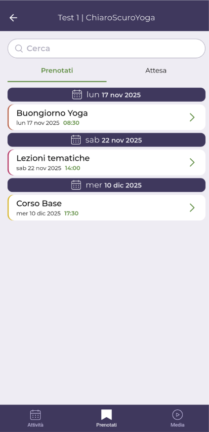 Schermata di un'app di pianificazione di lezioni di yoga con tre appuntamenti prenotati: yoga mattutino, lezioni tematiche e corso base, con date e orari specifici.
