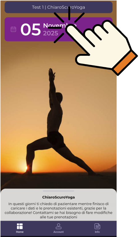 Schermata di un'app di yoga con una foto di una persona che fa una posa di yoga al tramonto, con una data 5 novembre 2025 e un'icona di un dito che tocca una data.