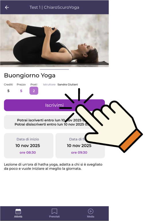 Schermata di un'app di yoga con un'immagine di una donna che fa esercizi di yoga sdraiata, e un'icona di un dito che clicca su un pulsante 'Iscrivimi' colorato di viola.