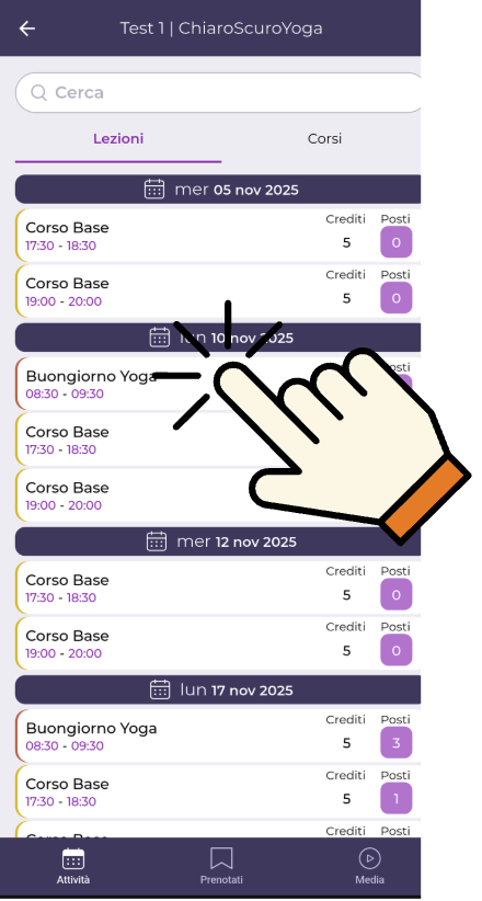 Screenshot di un'app per la gestione di lezioni e corsi di yoga, con date e orari, e un'icona di un dito che tocca lo schermo.