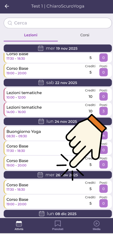 Schermata di un'app mobile con calendario e prenotazioni di lezioni di yoga, con freccia e mano che indica la data di lunedì 24 novembre 2025.