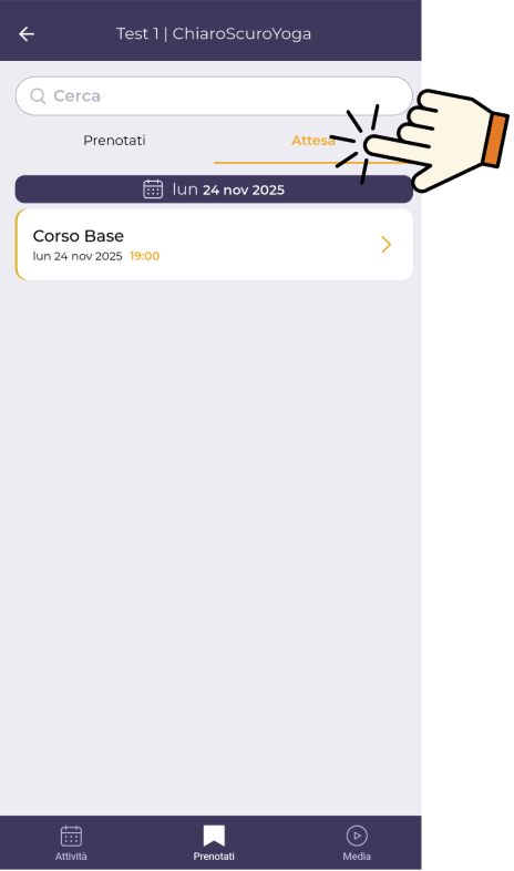 Schermata di un'app di prenotazione di corsi di yoga con selezione per il 24 novembre 2025, con un'opzione chiamata 'Corso Base' alle 19:00, e un'icona di mano che tocca l'elemento 'Attesa'.