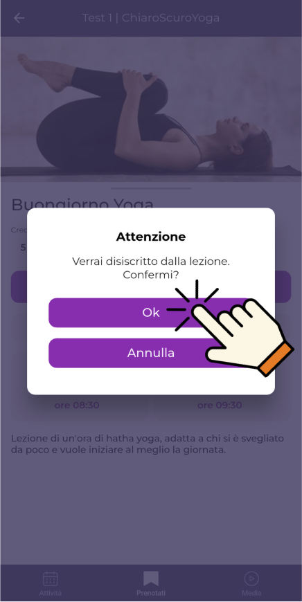 Schermata di un'app di prenotazione lezioni di yoga con un avviso di conferma e due pulsanti viola, uno con scritto 'Ok' e l'altro 'Annulla', e un'icona di mano che tocca il pulsante 'Ok'.