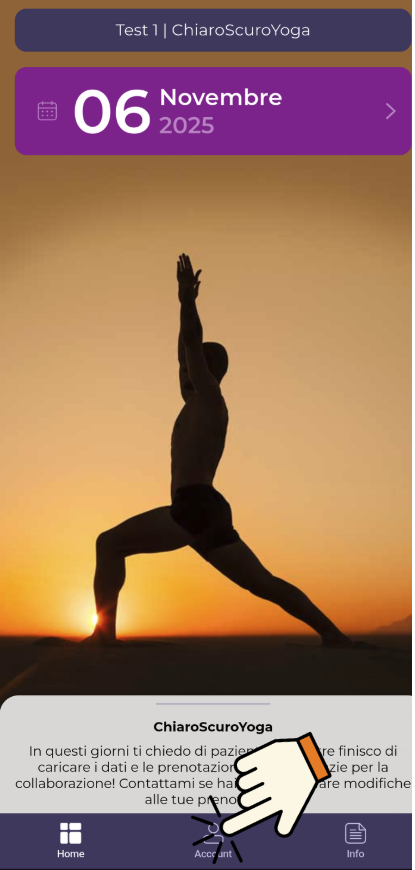 Schermata di un'app di yoga con una foto di un uomo che fa una posa di yoga contro un tramonto, indicazioni di data e altre opzioni di menu.