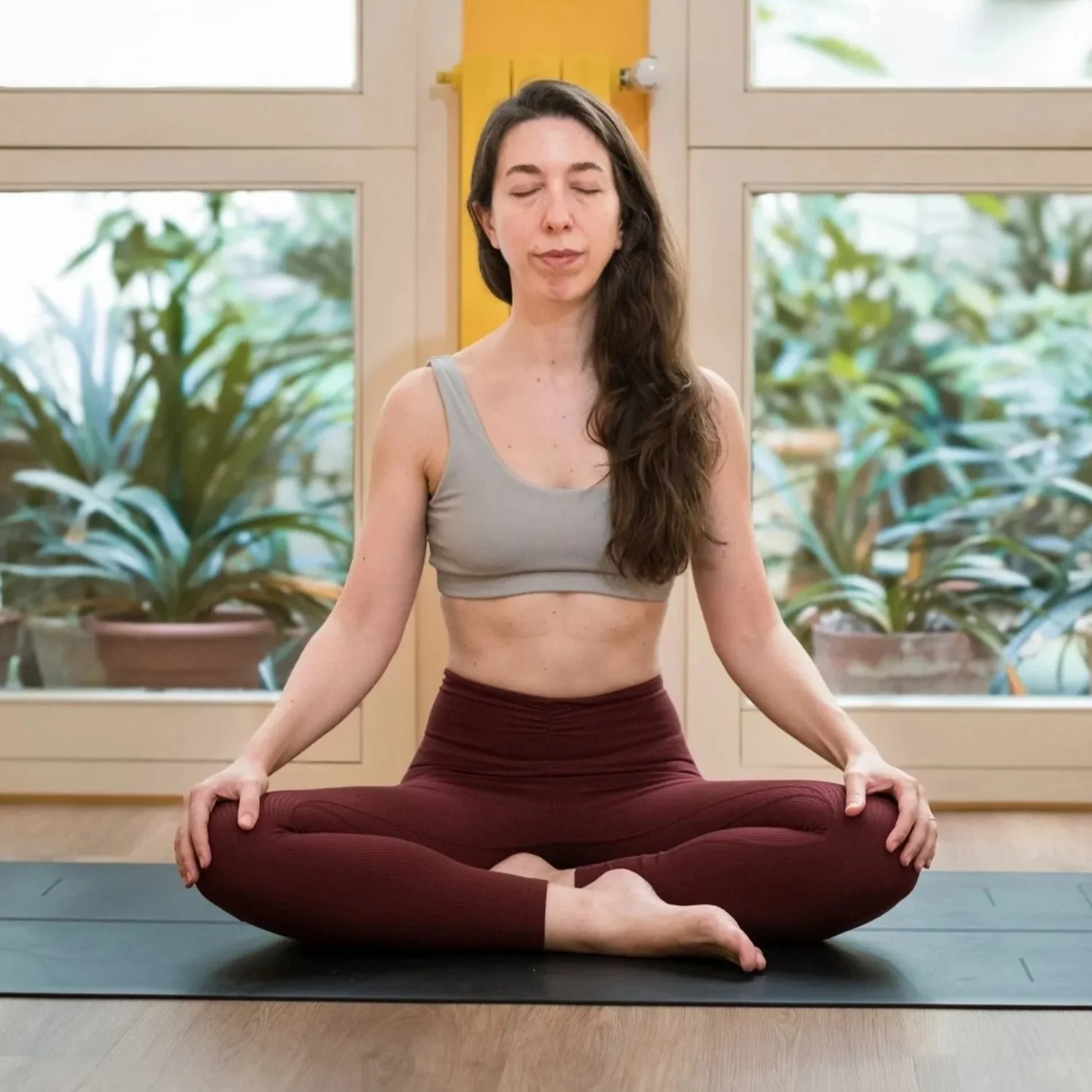 Sandra, insegnante di yoga e fondatrice dello studio ChiaroScuro Yoga a Ravenna.
