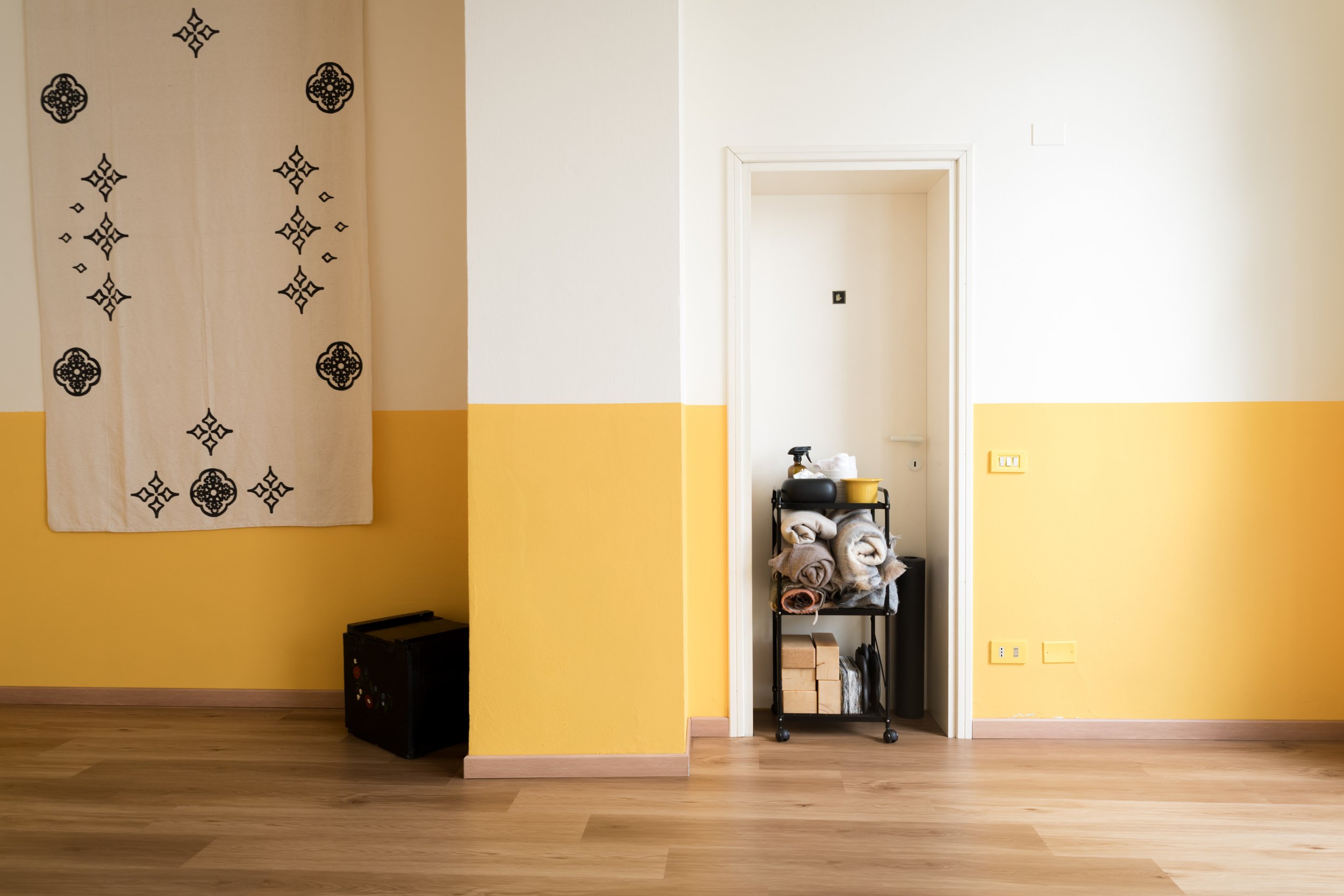 chiaroscuroyoga-studio-parete-supporti.jpg