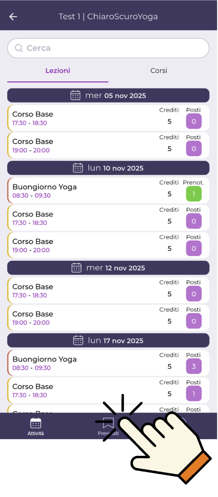 Schermata di un'app di pianificazione corsi di yoga con dettagli di lezioni e prenotazioni, e un'icona di clic evidenziata in basso.