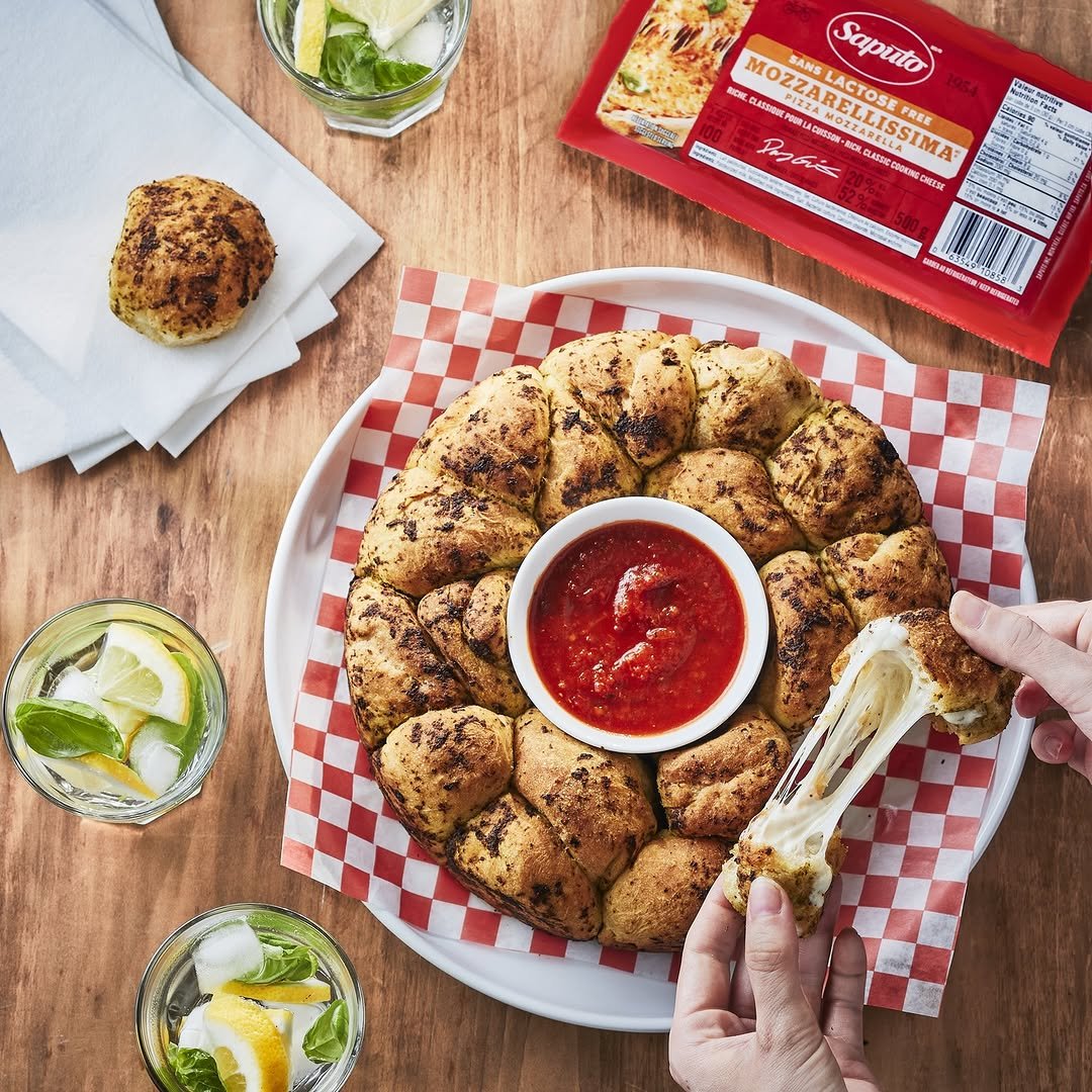 We may or may not be obsessed with these pesto cheese bombs. And it may or may not have to do with the fact that they're lactose free. Follow the recipe in bio to make them!--On est peut-être obsédés par ces bombes de fromage au pesto..jpg